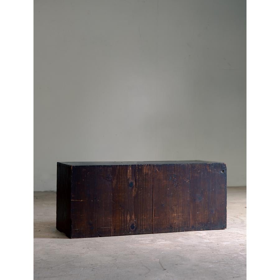 Cajón antiguo japonés años 1860-1920 / Acabado urushi negro wabi sabi tansu Cedro en venta