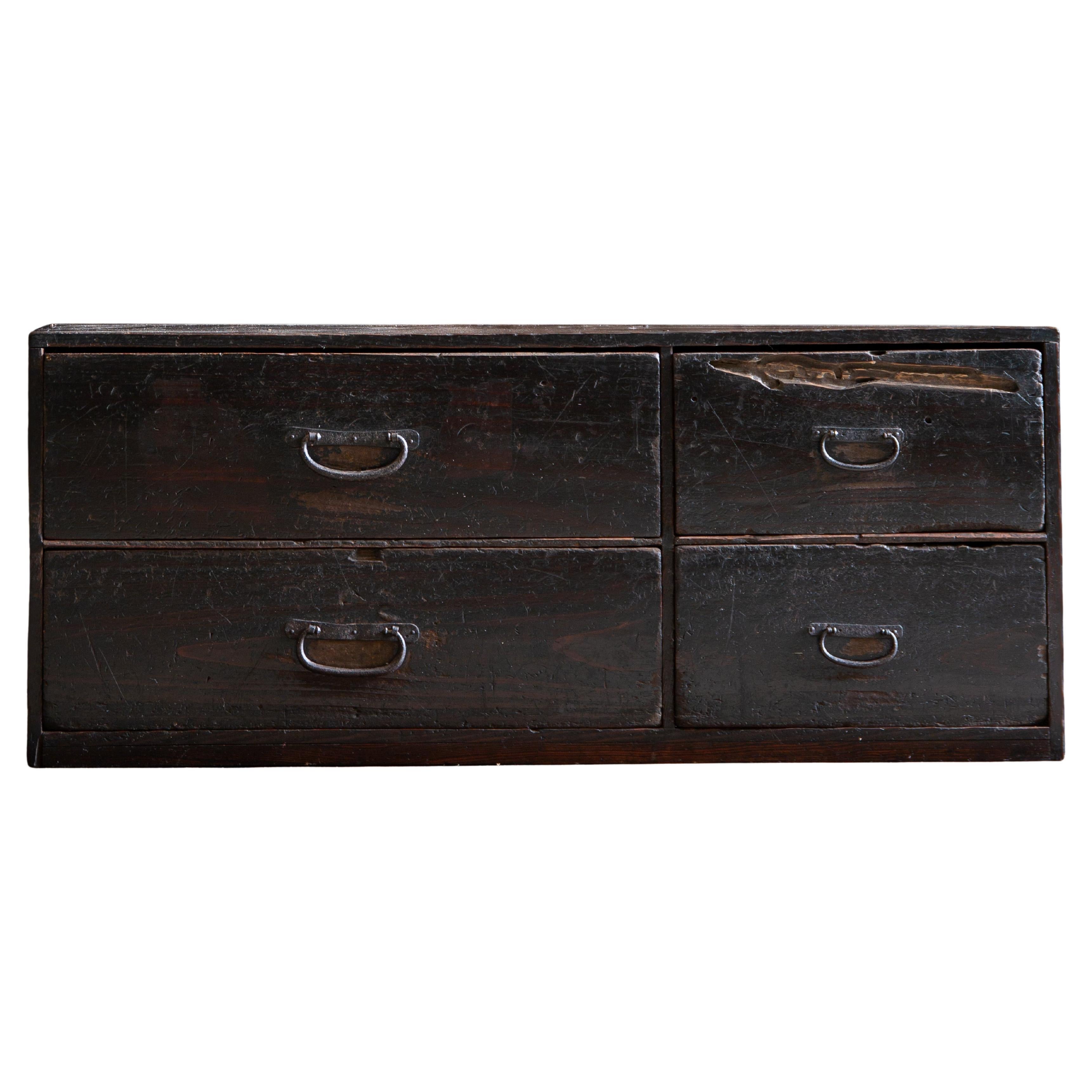 drawer japonais ancien des années 1860-1920 / finition noire urushi wabi sabi tansu