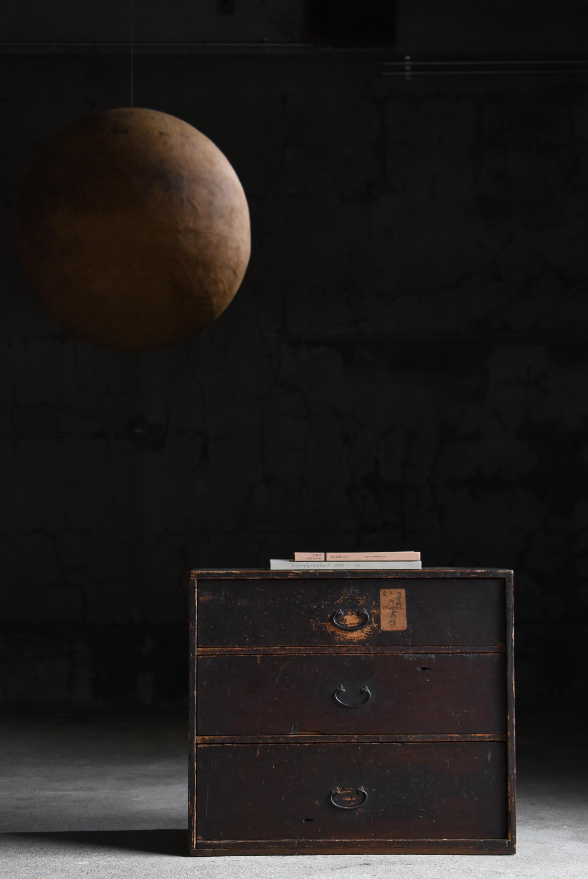 This is an old drawer storage made in Japan.
It was made between the Meiji and Taisho periods (1860s-1920s). The material used is cedar wood, and iron hardware is attached to the handles. The furniture has a solid and quiet appearance, made with an