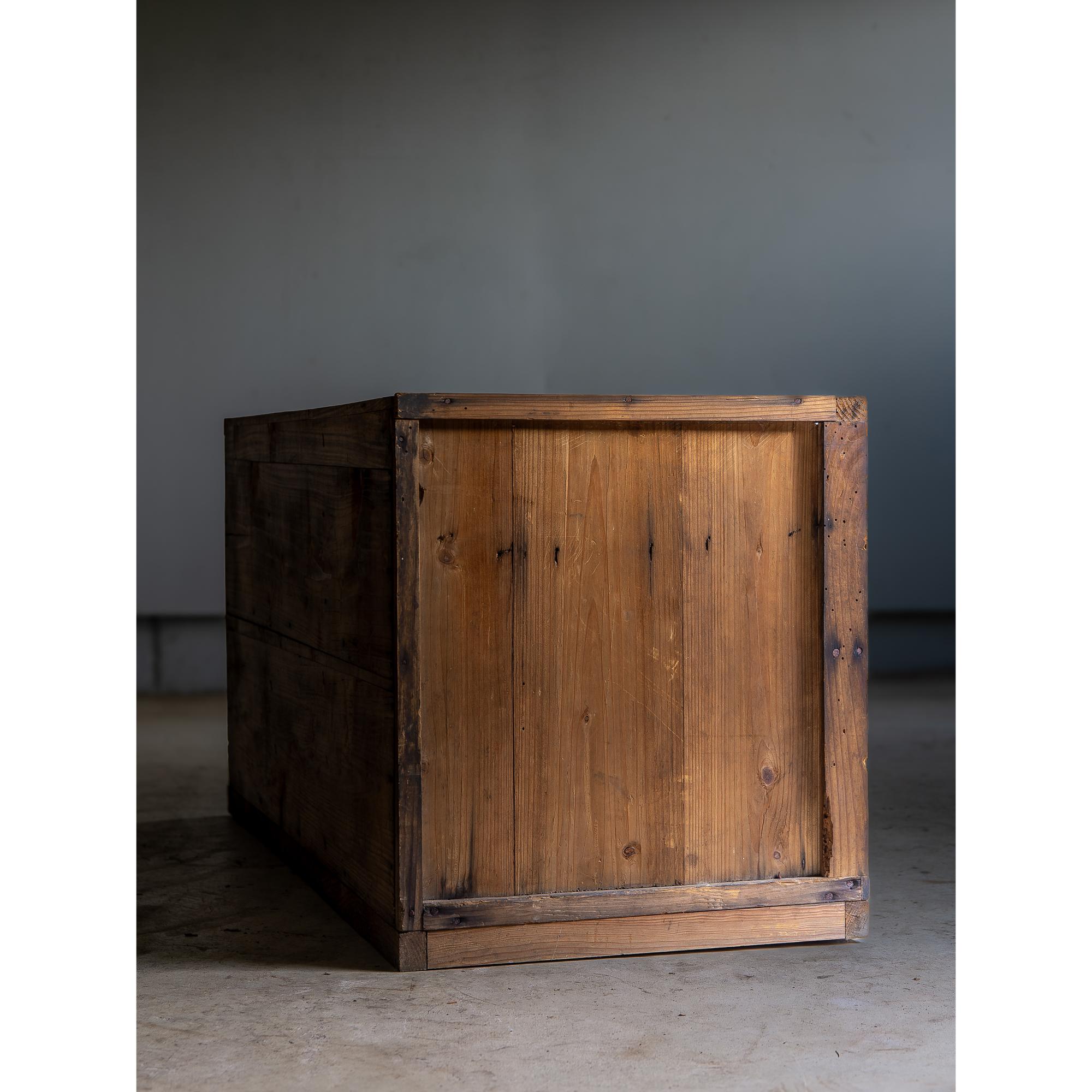 Cassettiera giapponese antica e rustica wabi sabi mid tansu degli anni 1860-1920 in vendita 4