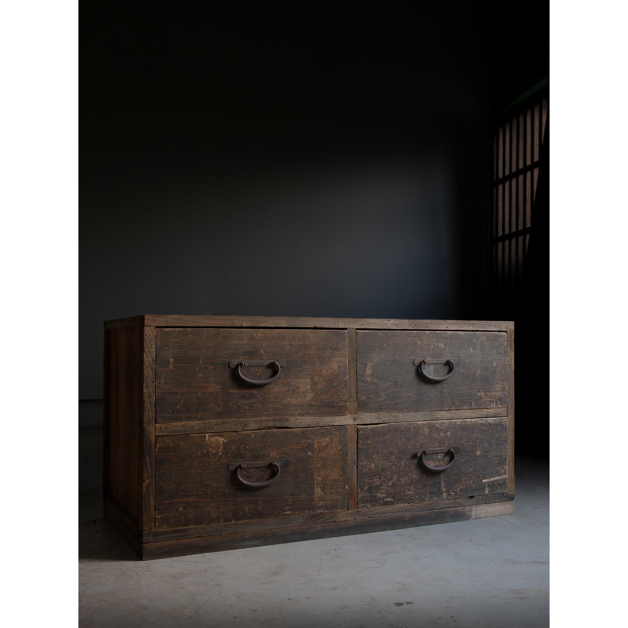 Antico tansu di medie dimensioni con 4 cassetti - prodotto del periodo Meiji - Taisho (stima 1868-1926). 
Realizzato con la tradizionale lavorazione del legno in modo congiunto, senza fissaggio metallico. 
Rifinito con lacca urushi, rimane in buon