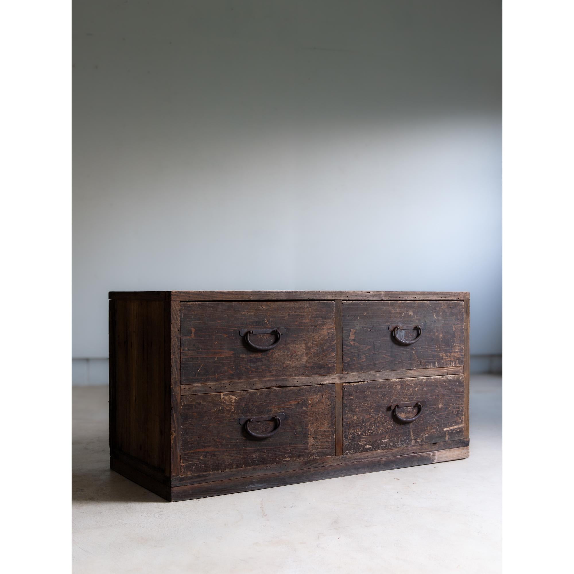 Giapponese Cassettiera giapponese antica e rustica wabi sabi mid tansu degli anni 1860-1920 in vendita