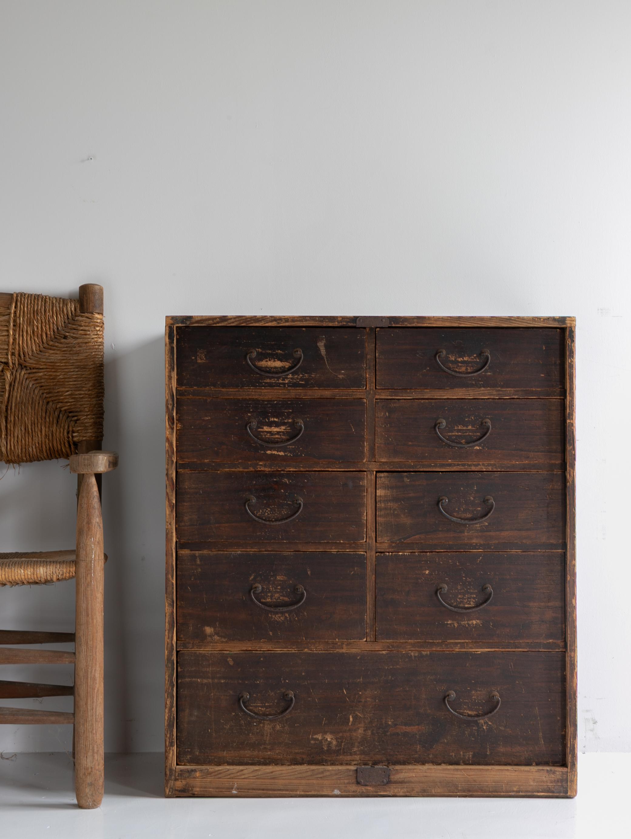 This is a very old drawer storage chest made in Japan.
It dates back to the Meiji era (1860s–1920s) and is crafted from Japanese cedar wood.
The metal fittings are made of iron.

The design is simple and efficient, free of excess.
It embodies a