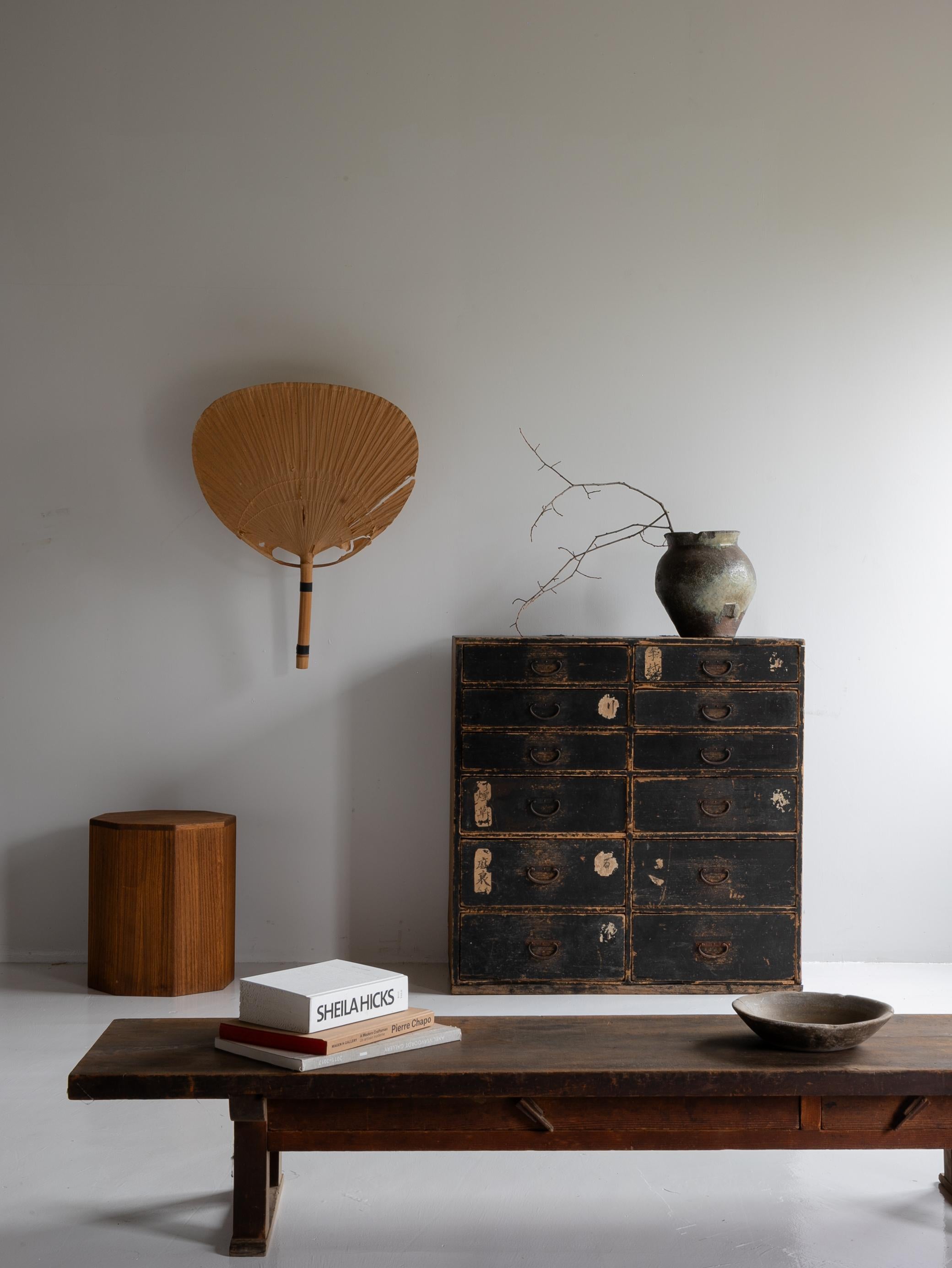 This is a very old drawer storage chest made in Japan.
It dates back to the Meiji era (1860s–1920s) and is crafted from Japanese cedar wood.
The metal fittings are made of iron.

In the Meiji era—when the winds of modernization began to sweep