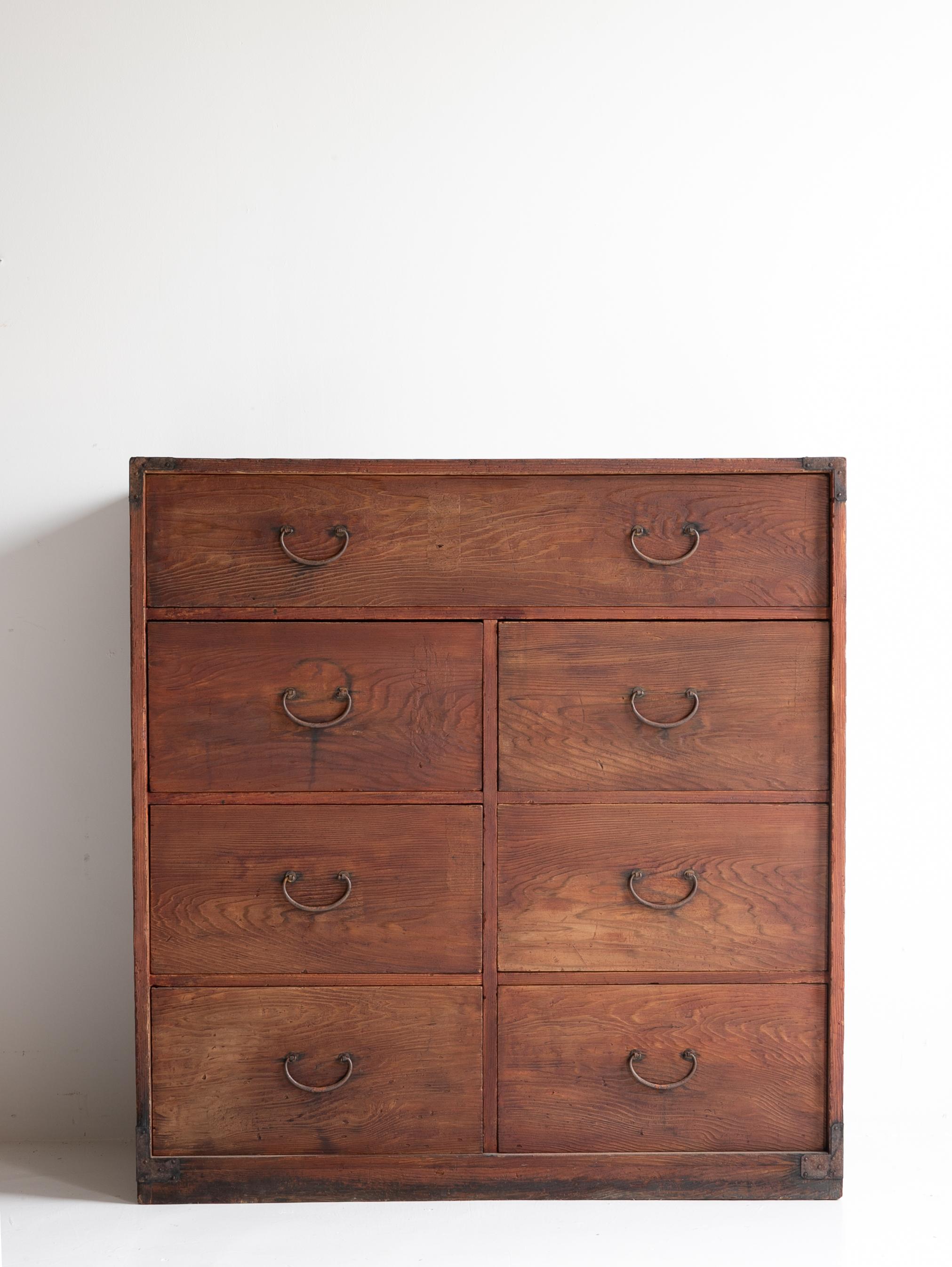 This is a very old drawer storage chest made in Japan.
It dates back to the Meiji era (1860s–1920s) and is crafted from Japanese cedar wood.
The metal fittings are made of iron.

The design is simple and efficient, free of excess.
It embodies a