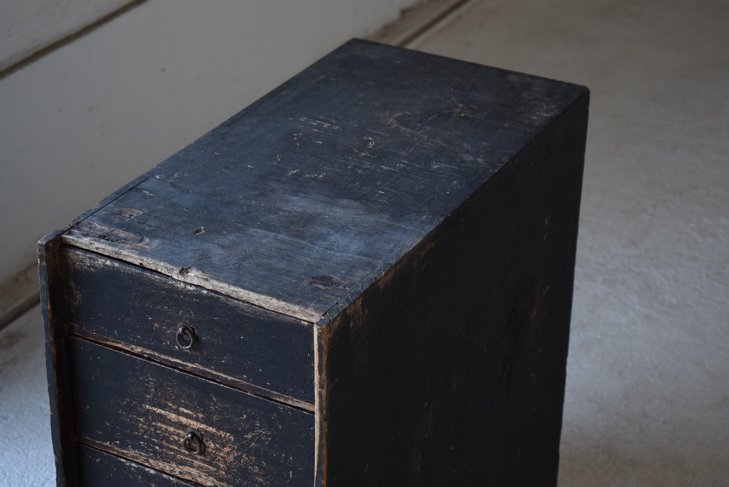 It is an old Japanese drawer.
It is an item of the Meiji era (1860-1920)
The material is paulownia wood, which is a high-class material.

The shade of black is beautiful and the taste is wonderful.

The drawer also moves smoothly.
The inside