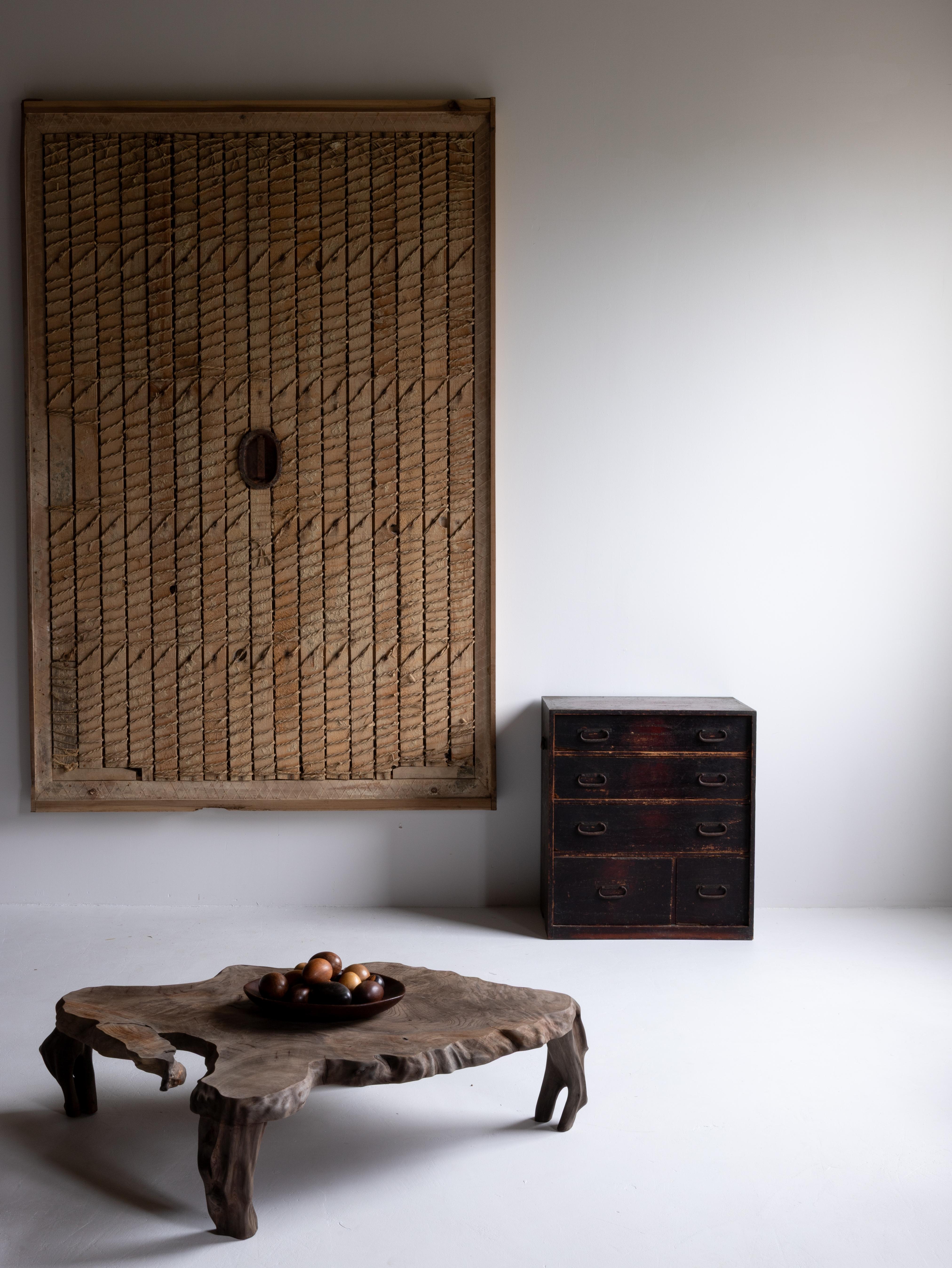 Si tratta di un'antica cassettiera giapponese del periodo Meiji (1860-1920).
Realizzato in legno di paulownia (kiri) con accessori in ferro, incarna l'essenza della semplicità e della raffinatezza giapponese.

Il suo design minimale e funzionale