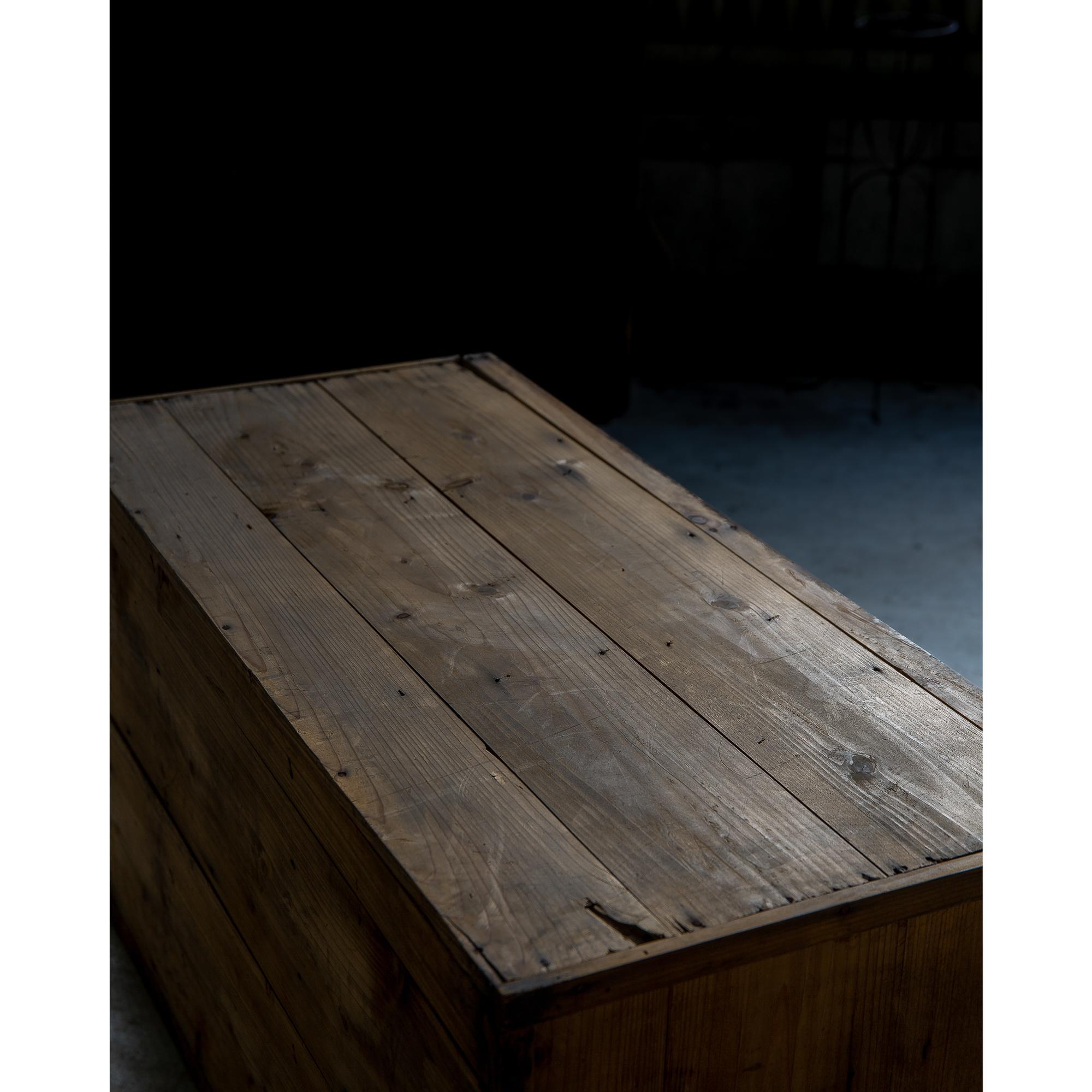 Legno Cassettiera giapponese antica e rustica wabi sabi mid tansu degli anni 1860-1920 in vendita