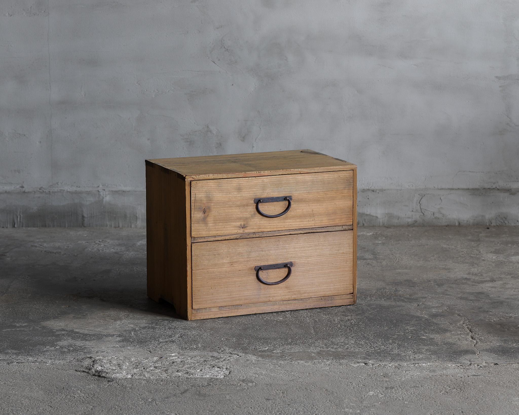This two-drawer piece was made in the Taisho period. It is made of cedar wood with a rich, textured grain.

It is ideal for organizing and keeping small items and documents in order. The top and bottom drawers are designed for ease of use, and