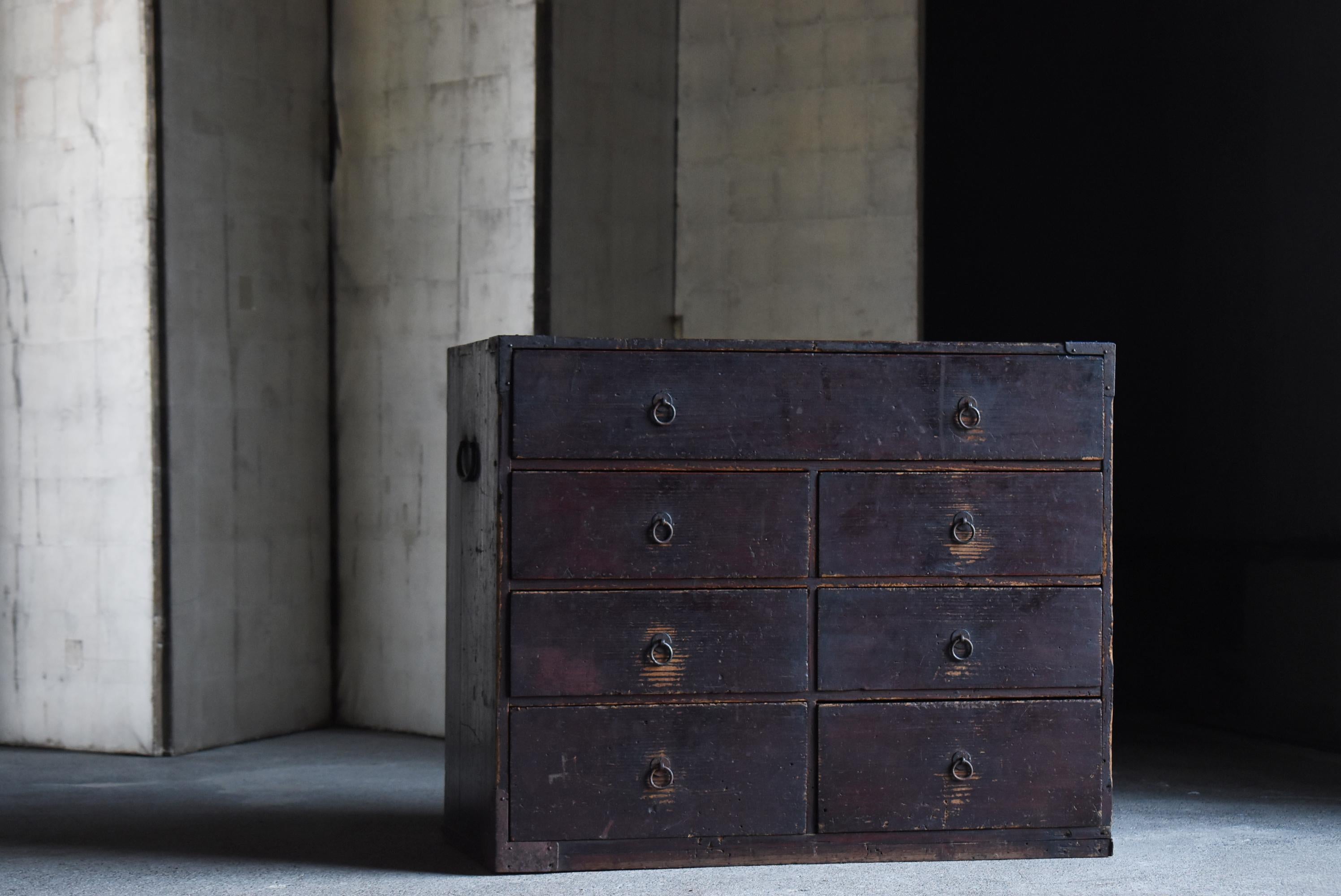Il s'agit d'une ancienne commode japonaise, fabriquée pendant la période Meiji à Taishō (1860-1920). Il a une présence tranquille, façonnée par de nombreuses décennies d'utilisation. La pièce est fabriquée en sugi (cèdre) japonais traditionnel, et