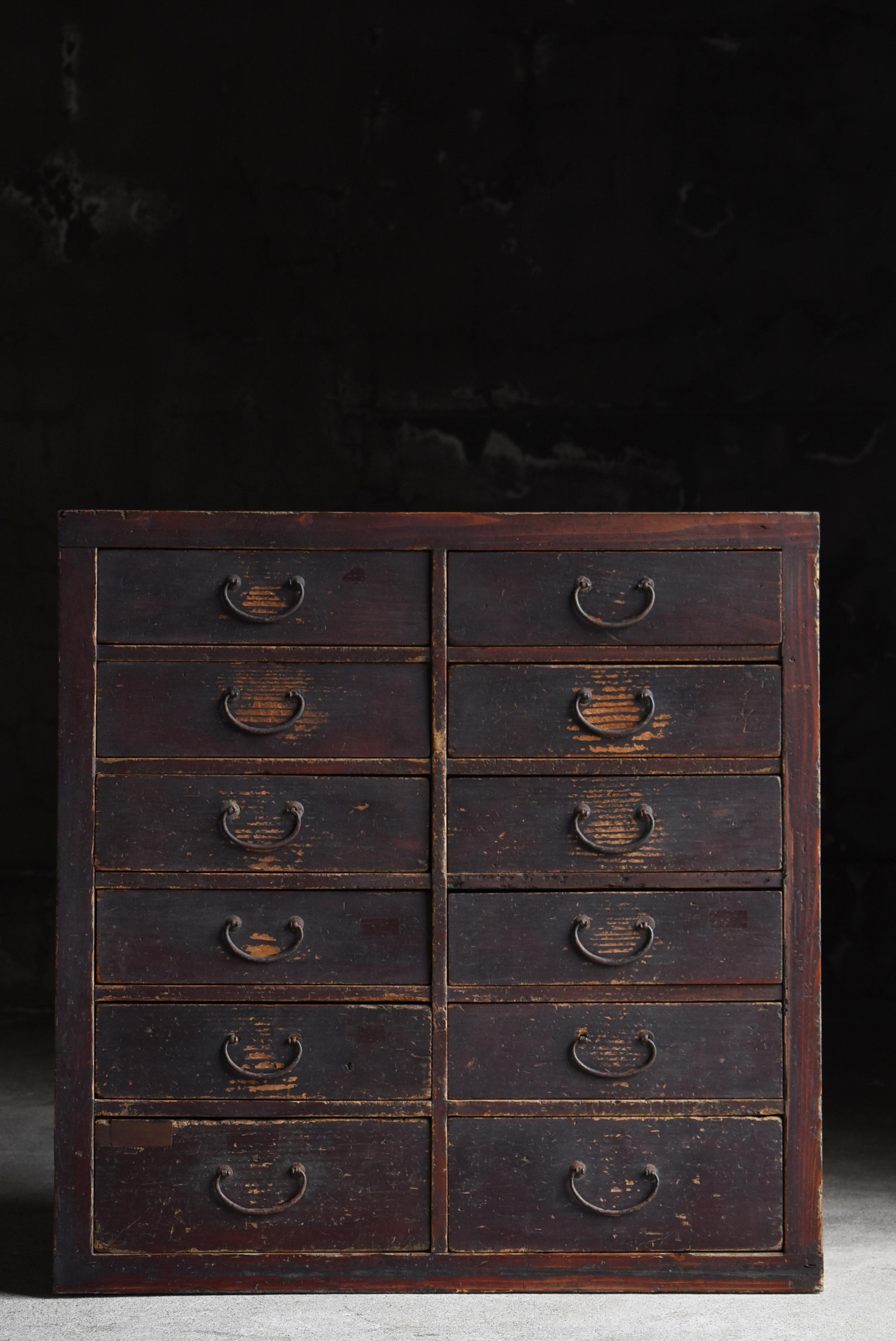 Dies ist eine alte Schubladenablage aus Japan.
Es handelt sich um ein historisches Möbelstück aus der Meiji- und Taisho-Zeit (1860er bis 1920er Jahre).
Das MATERIAL ist Zedernholz. Die Griffe sind aus Eisen gefertigt, und die Textur des