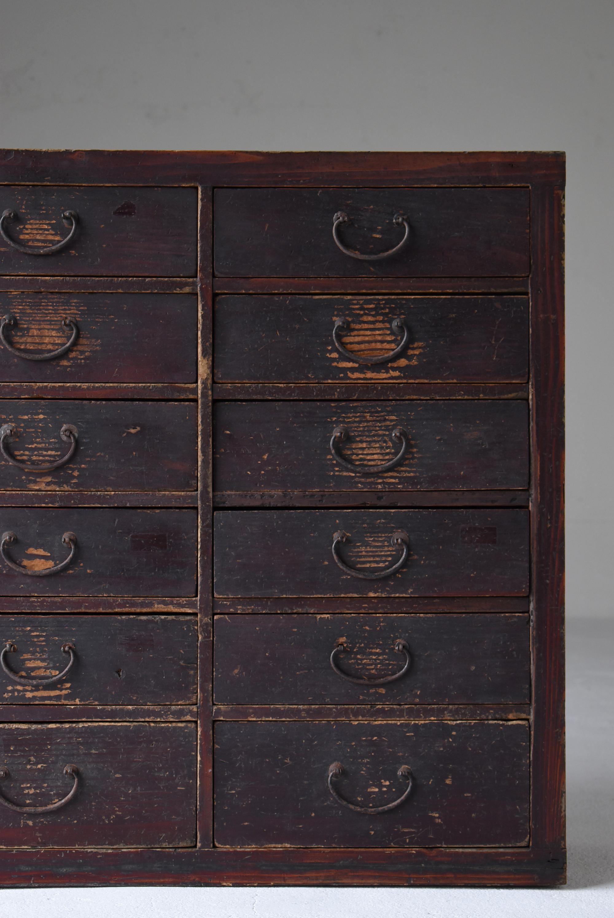 Japanische antike Schubladenaufbewahrung 1860er-1920er Jahre / Tansu Sideboard Wabisabi, Wabisabi (Holzarbeit) im Angebot