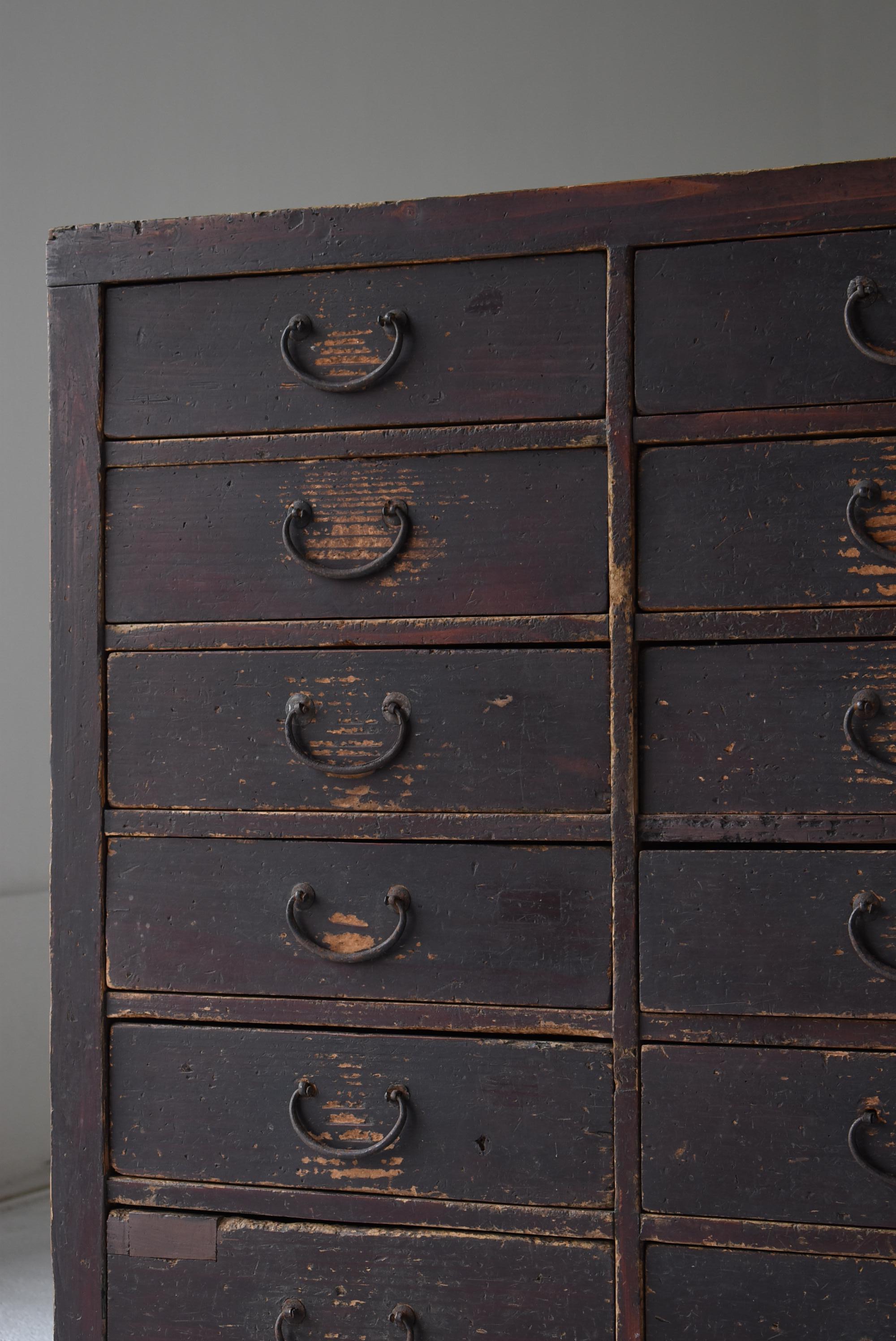 Japanische antike Schubladenaufbewahrung 1860er-1920er Jahre / Tansu Sideboard Wabisabi, Wabisabi im Zustand „Gut“ im Angebot in Chōsei District Nagara, JP