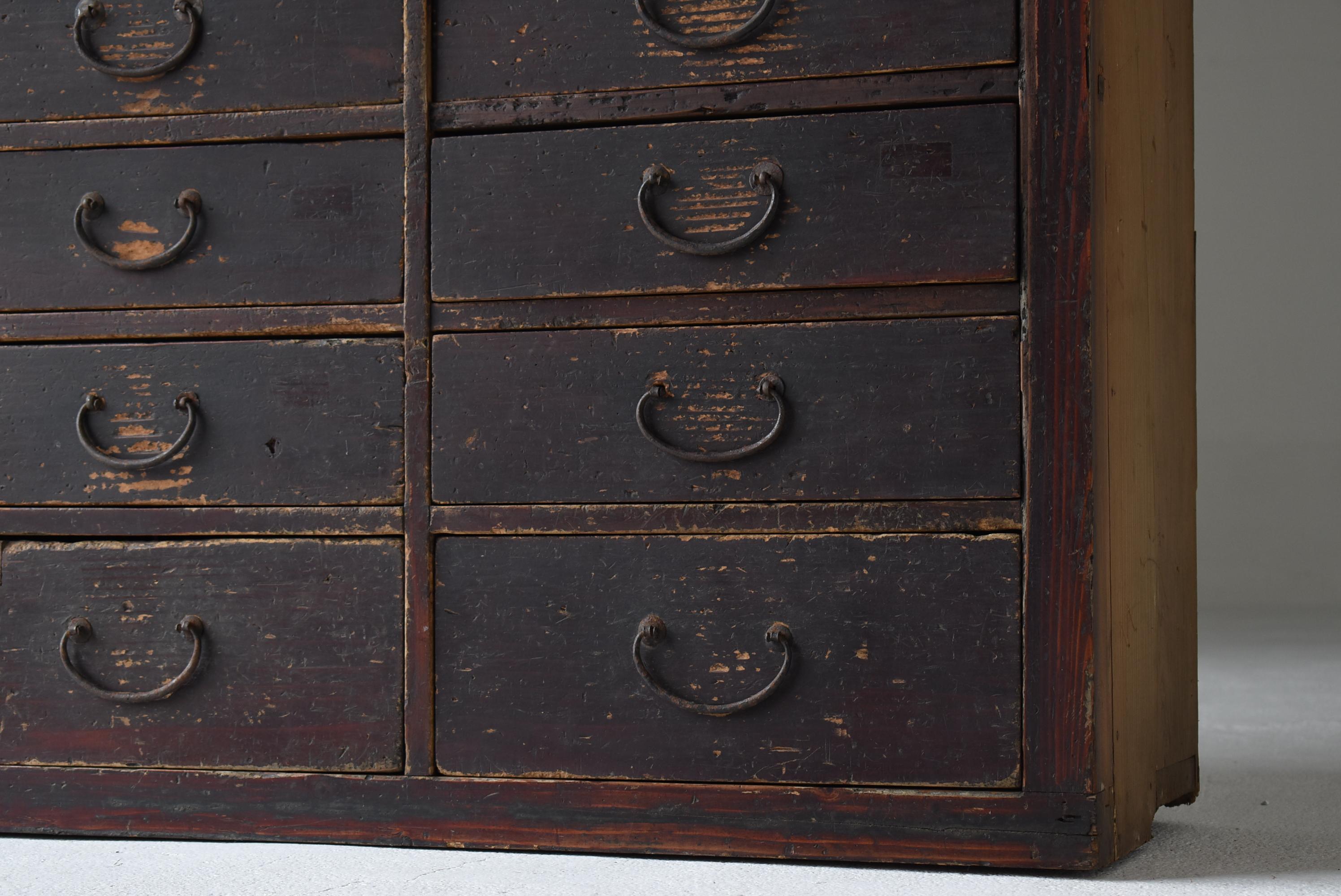 Japanische antike Schubladenaufbewahrung 1860er-1920er Jahre / Tansu Sideboard Wabisabi, Wabisabi (20. Jahrhundert) im Angebot