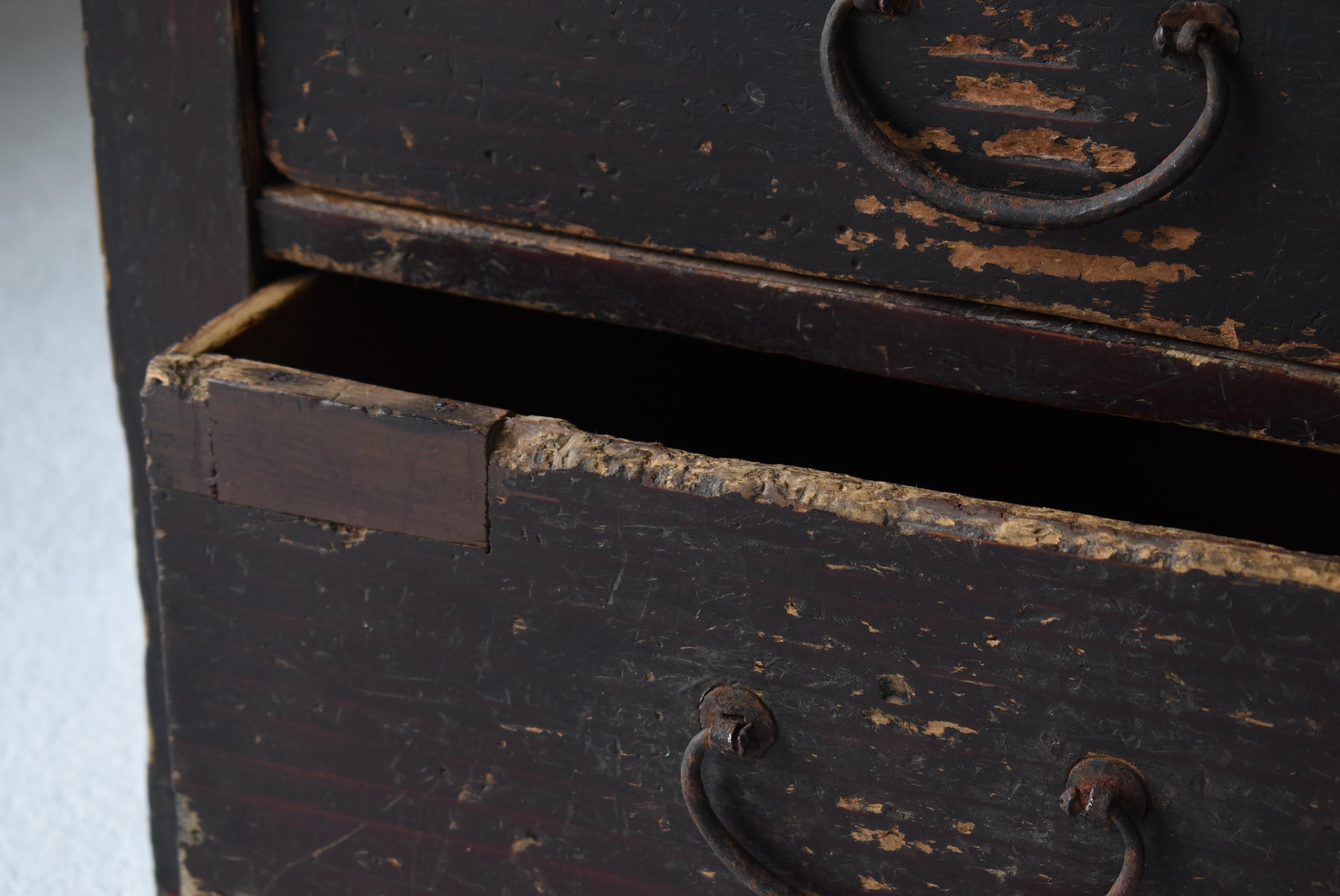 Japanische antike Schubladenaufbewahrung 1860er-1920er Jahre / Tansu Sideboard Wabisabi, Wabisabi (Eisen) im Angebot