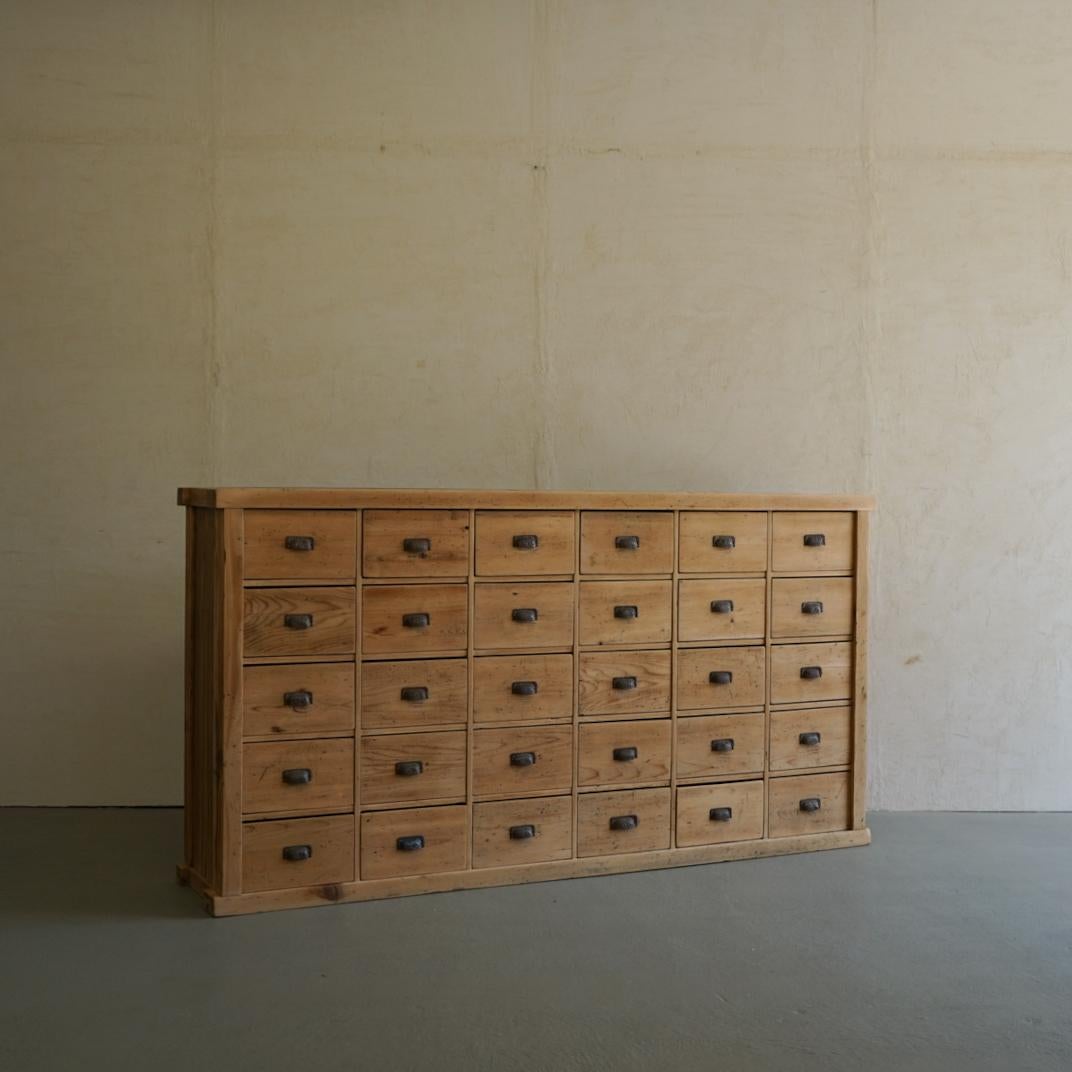 This is an old Japanese drawer storage shelf.
The shelves are all made from cedar.
There are many old Japanese pieces of furniture with drawers, but it is rare to find a shelf with this many drawers.
Recommended for collection cases.

There are 30