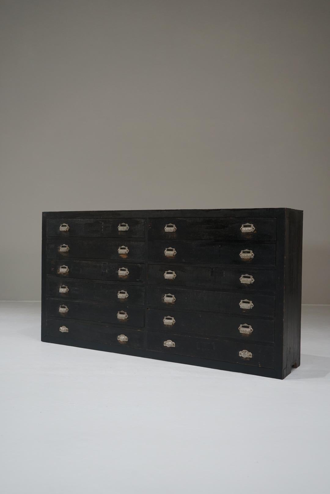 This is an old Japanese drawer storage shelf.
The shelves are painted black.
This paint remains as it was at the time.
It has a nice atmosphere with a faded feel in some places.
The handles are also old and very elaborately made.

There are a total