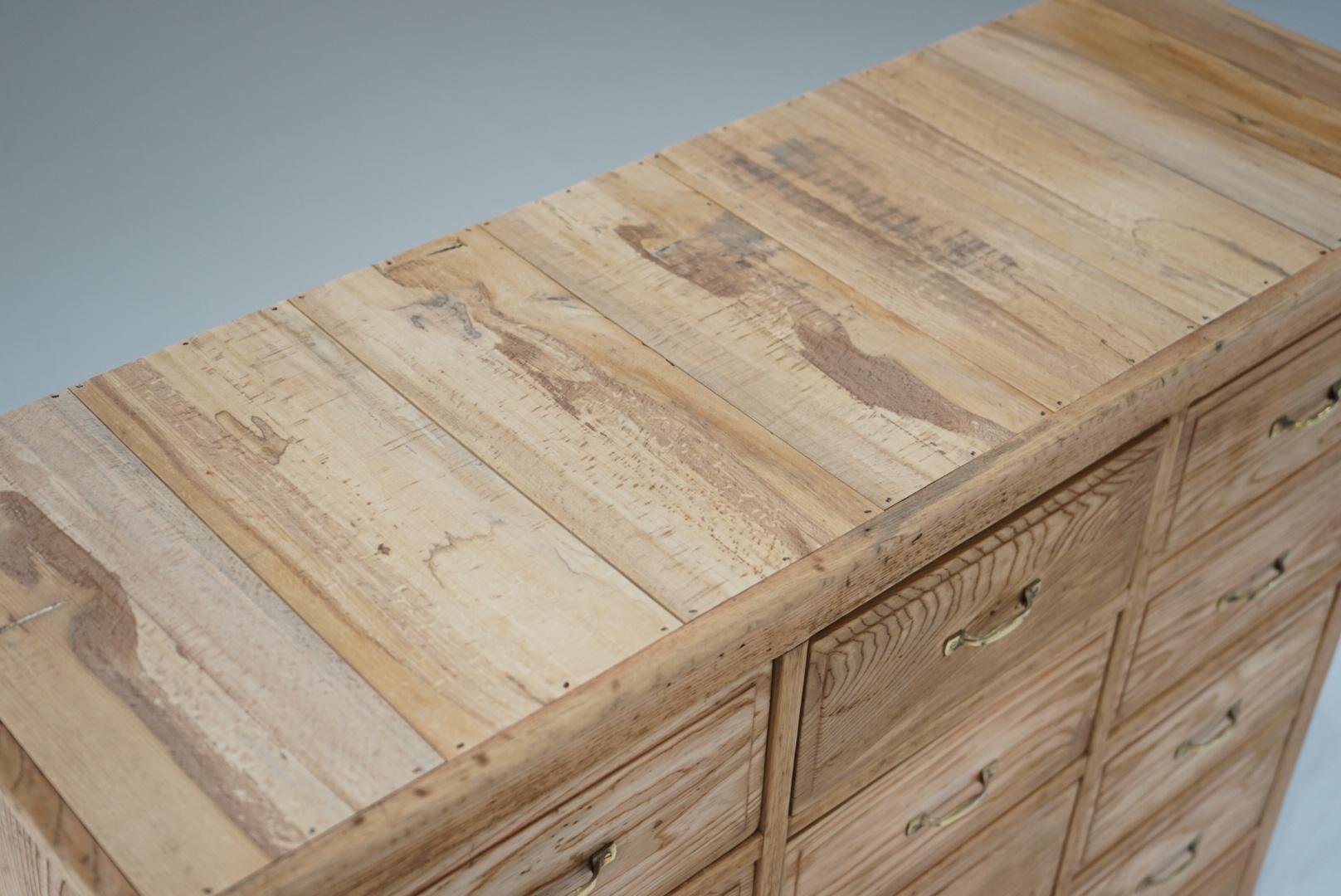 This is an old Japanese drawer storage shelf.
It was made in the early Showa period.
It is made from Sen wood.
The light wood color matches the brass handle.

All drawers move smoothly.
The boards on both sides are warped, but this does not cause