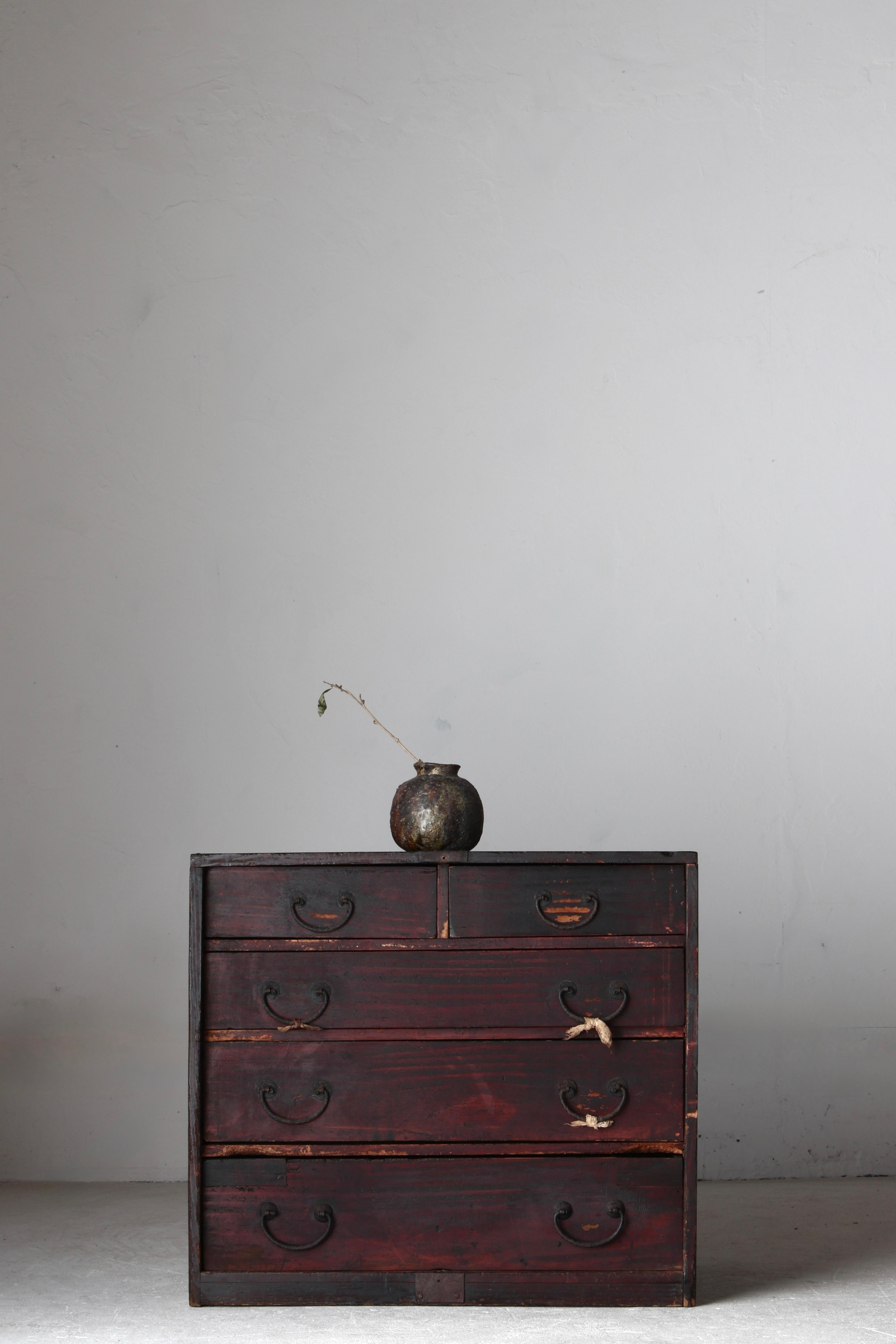 This is an antique Japanese-made drawer.

It is made from cedar, and the date 