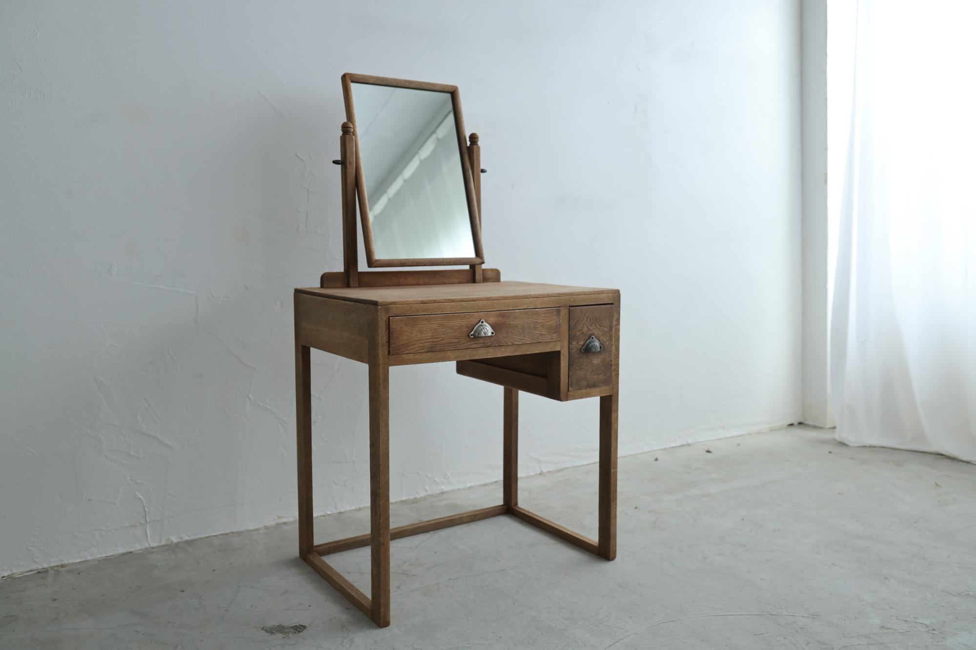 A Japanese dresser made in the Taisho era.

This furniture was made with the same tradition and advanced technology as Japanese shrines.

There are two types of drawers: horizontal and vertical. Tall bottles can be stored in the vertical drawer on