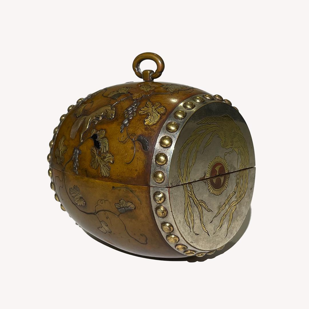 Un excellent travail d'incrustation de métal de l'ère Meiji.

 Il a la forme d'un tambour japonais traditionnel. 
Le motif du raisin est exprimé par le 