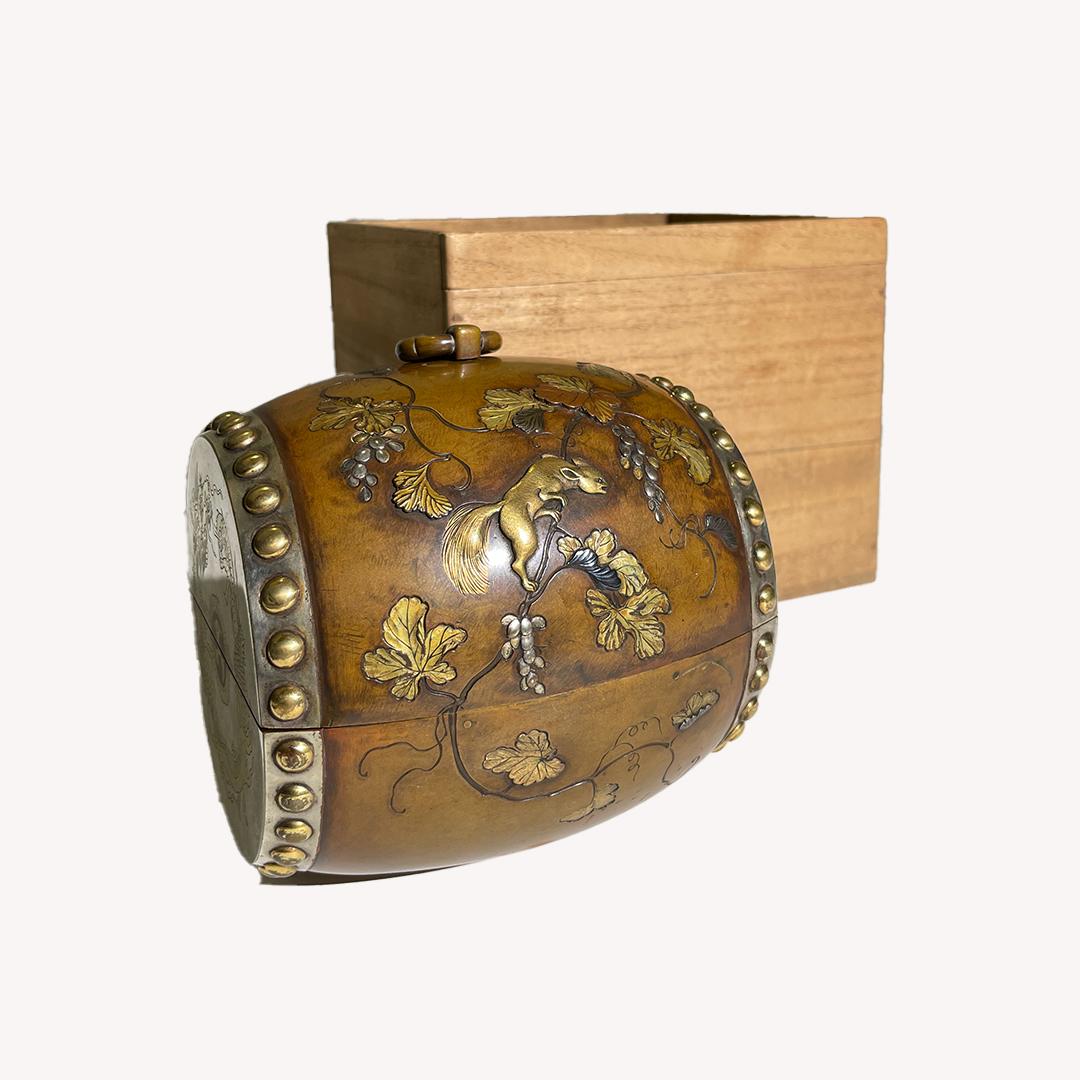 Japanese Antique Drum-Shaped Bronze Box, Meiji Period For Sale 4