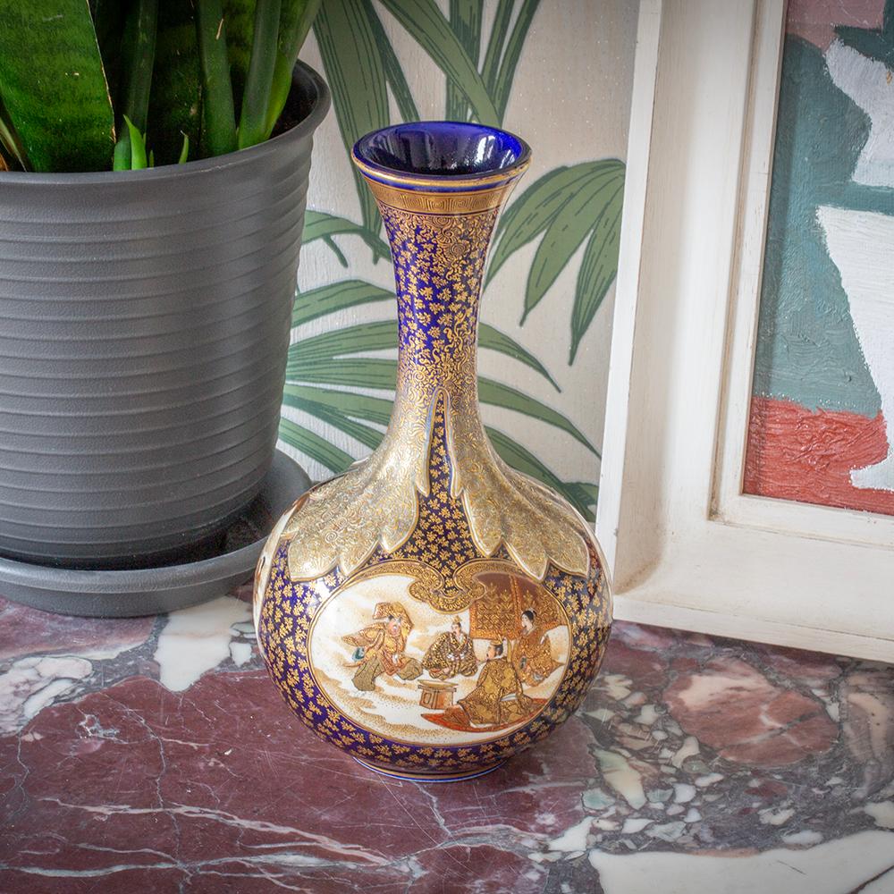 EXPÉDITION MONDIALE GRATUITE 

PÉRIODE MEIJI (1868-1912) 

Dans notre collection de Satsuma japonais, nous avons le plaisir de vous proposer ce vase Satsuma en forme de bouteille de la période Meiji par Kinkozan.

Le vase est une forme