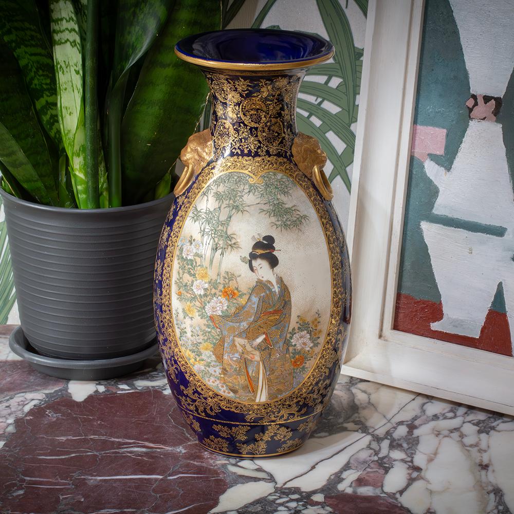 EXPÉDITION MONDIALE GRATUITE

PÉRIODE MEIJI (1868-1912) 

Dans notre collection de Satsuma japonais, nous avons le plaisir de présenter cet exceptionnel vase Satsuma d'époque Meiji par Kinkozan.

Ce grand vase de forme balustre est un exemple de la