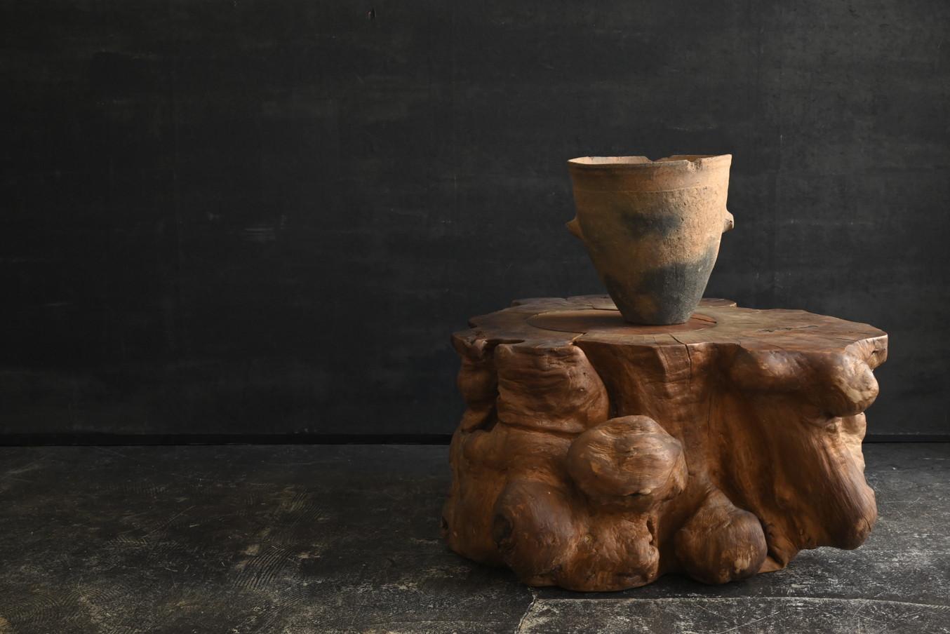Je voudrais vous présenter une faïence à la forme très intéressante.

Il s'agit d'une ancienne faïence excavée du Japon, appelée 