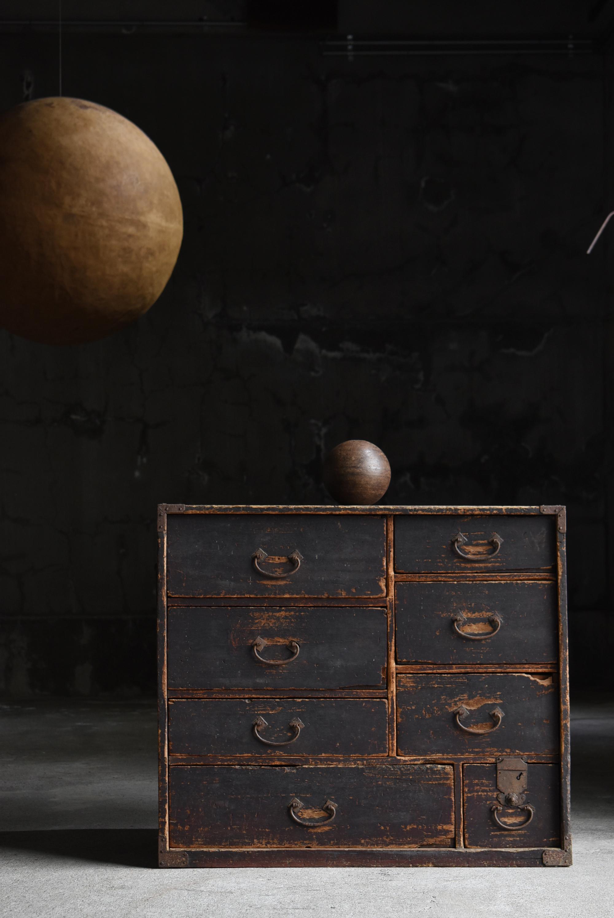 Si tratta di una cassettiera giapponese molto antica.
Sul lato interno di un cassetto è rimasta intatta un'iscrizione chiaramente scritta a mano che recita 