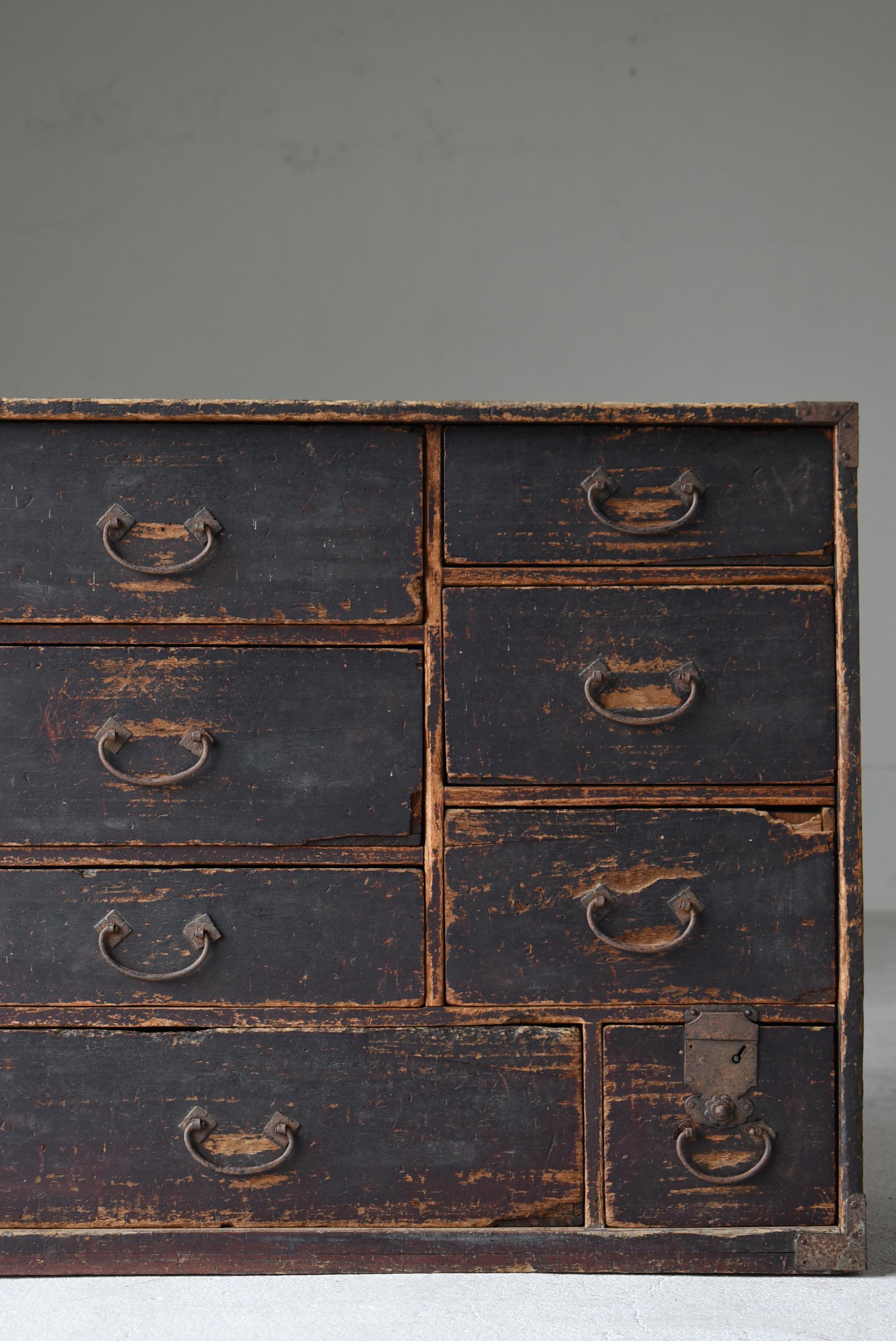 Japanese Antique Edo period Drawer Chest 1830s-1844s / Sideboard Tansu Wabisabi In condizioni buone in vendita a Chōsei District Nagara, JP