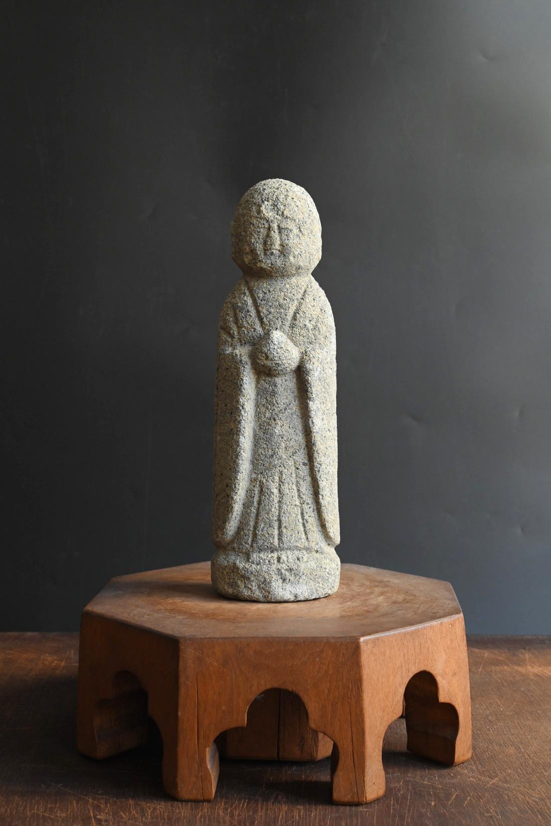 Questa è una piccola statua di Jizo Bodhisattva che si ritiene sia stata realizzata nel tardo periodo Edo (XIX secolo). Si ritiene che sia fatto di granito.
La sua consistenza ruvida emana un'aura gentile. Le sue dimensioni compatte sono 8,6 cm di