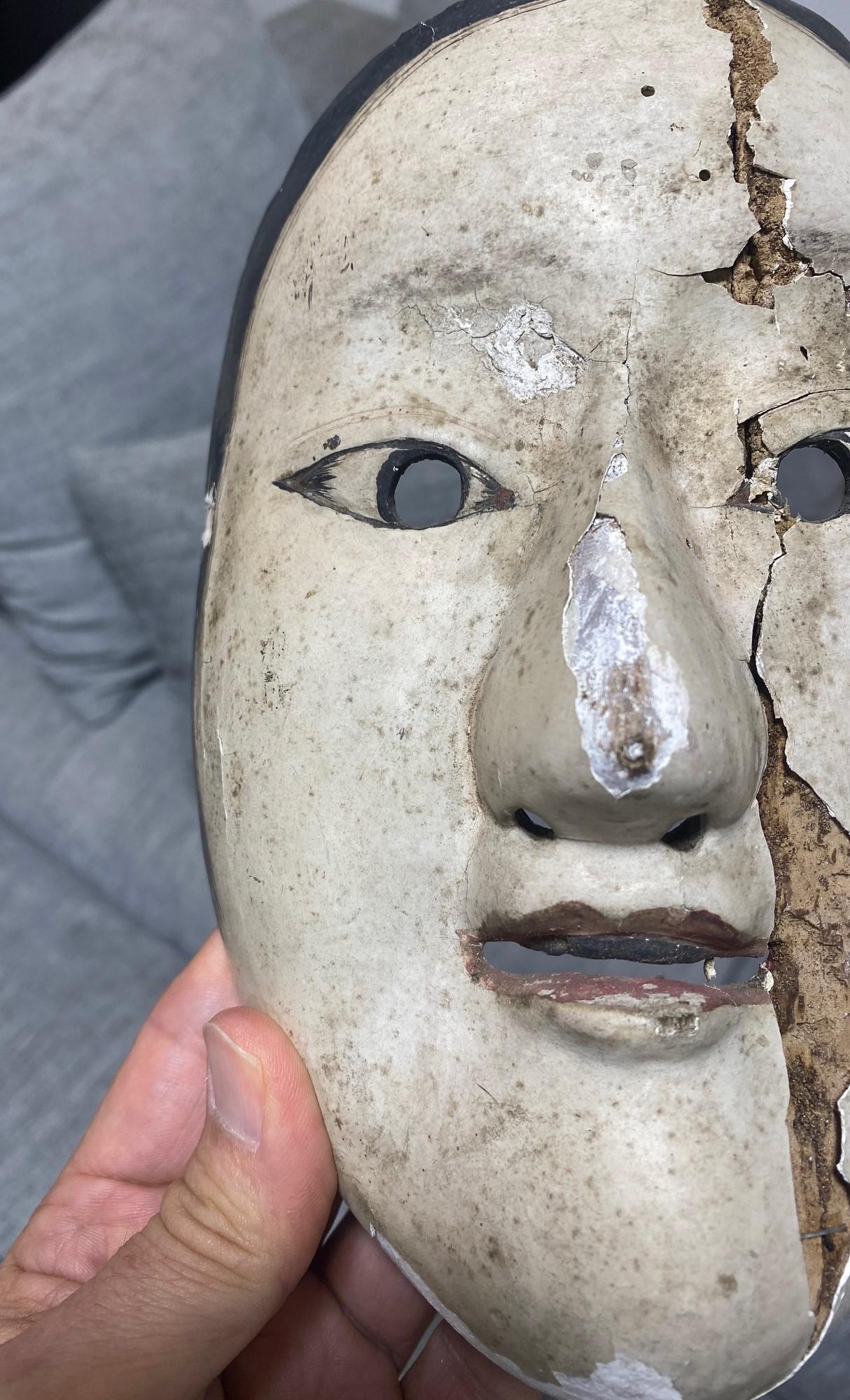 Masque de théâtre japonais ancien en bois signé Edo Noh Ko-Omote 17ème-18ème siècle en vente 13