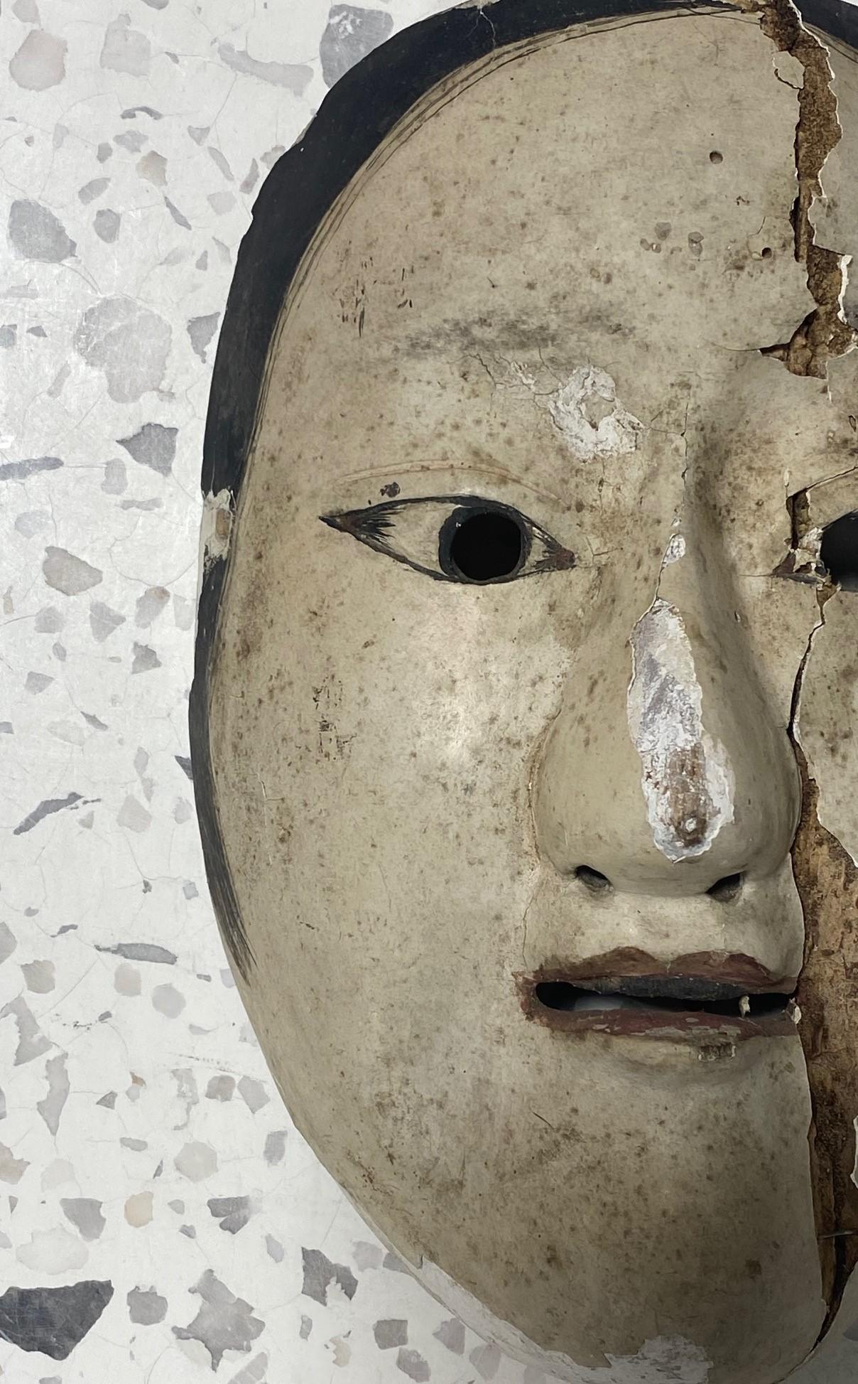 Japanische antike, signierte japanische Edo-Theatermaske aus Holz Noh Ko-Omote, 17.-18. Jahrhundert im Zustand „Gut“ im Angebot in Studio City, CA