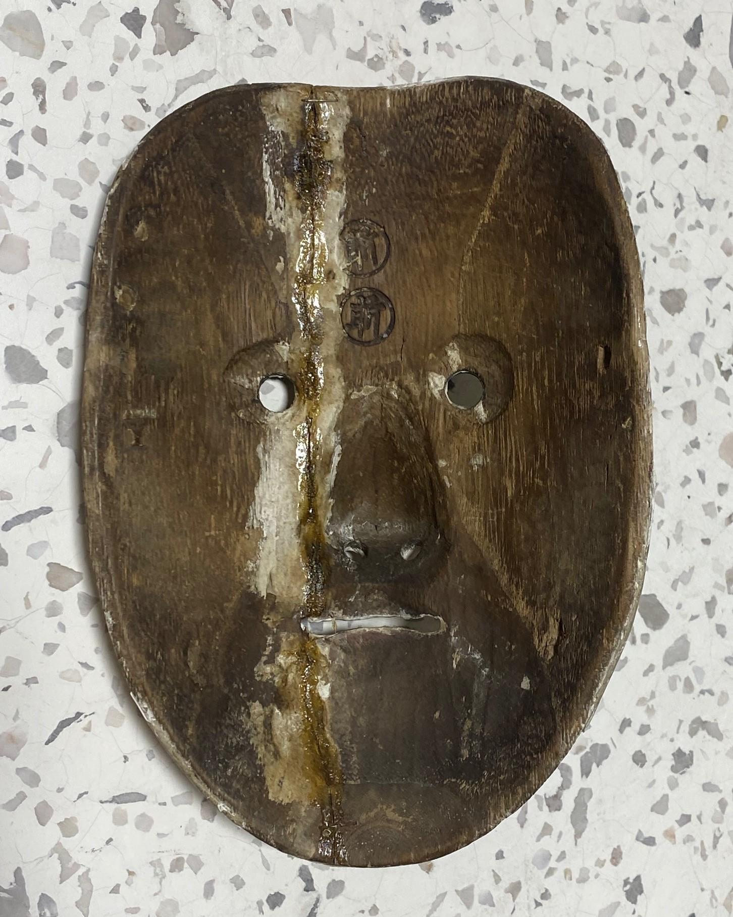 Masque de théâtre japonais ancien en bois signé Edo Noh Ko-Omote 17ème-18ème siècle en vente 2