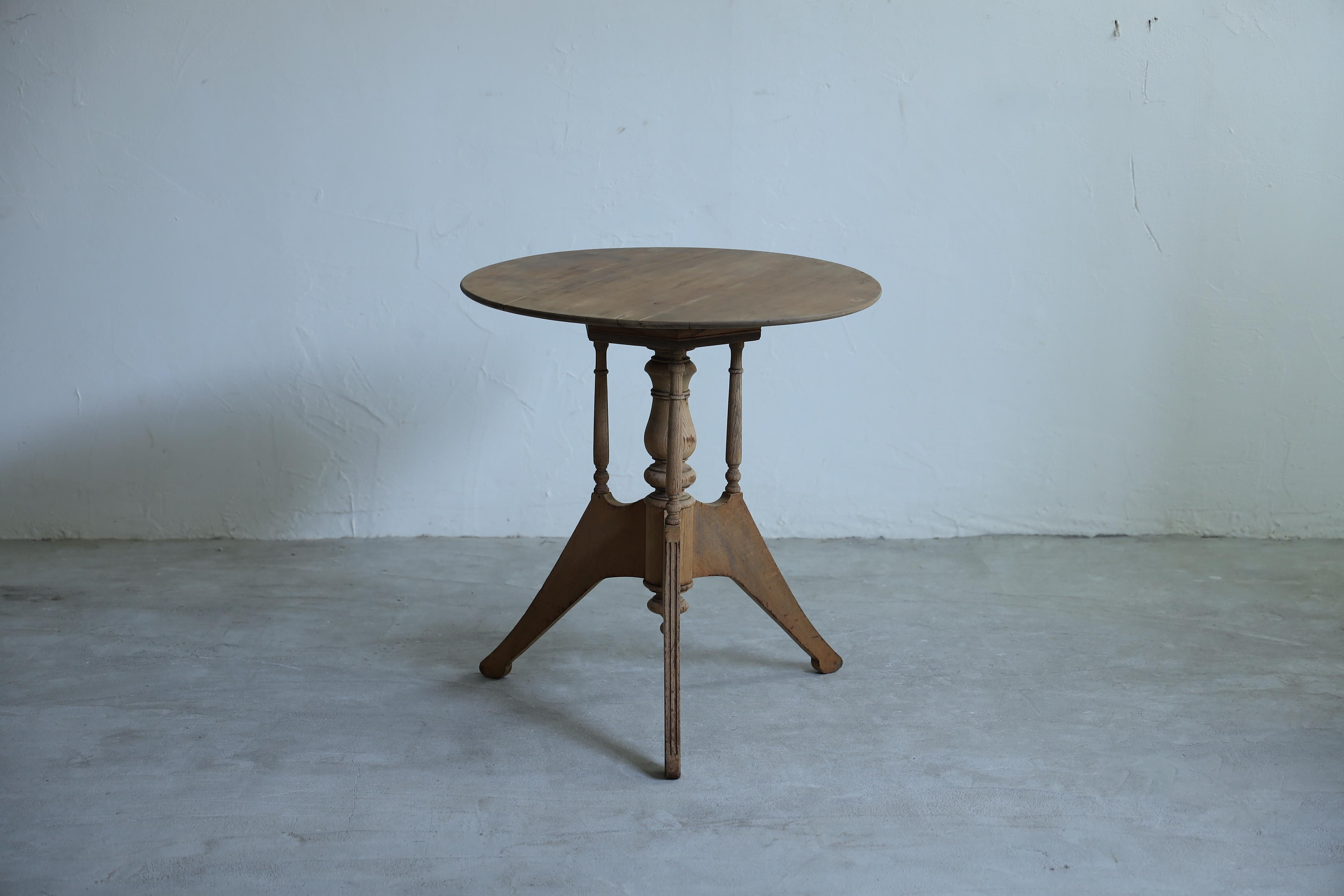 Rare table ronde à quatre pieds de tour.

Habituellement, ce modèle ne comporte qu'un seul pied, mais cette pièce présente une structure spéciale avec trois pieds de tour bien équilibrés qui entourent le pilier central keyaki.

Les anciens matériaux