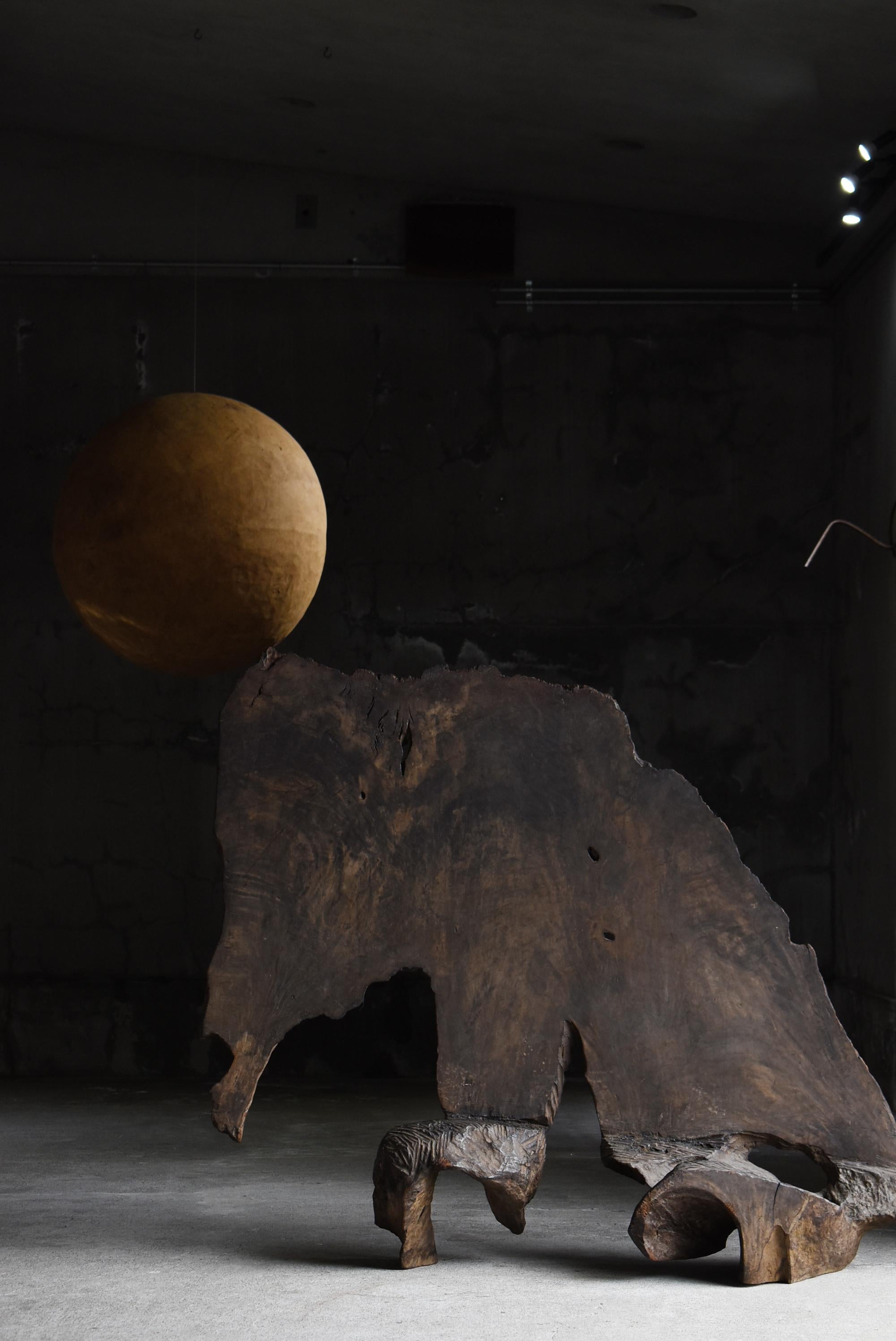 Il s'agit d'une cloison en bois naturel vraiment miraculeuse, que j'ai rencontrée pour la première fois en plus de vingt ans en tant qu'acheteur.
Sa silhouette évoque la douce posture d'un éléphant, où le hasard et l'art de la nature se rejoignent