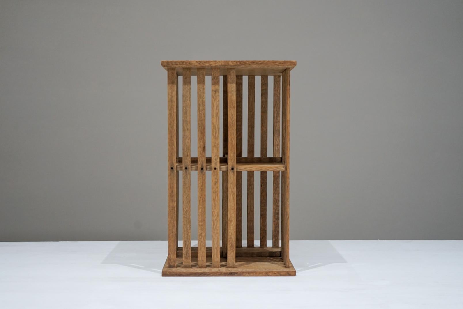 Se trata de un stand de exposición japonés.
Está hecha totalmente de roble.
Está delicadamente elaborada y es de roble, pero no es muy pesada.
Creo que el diseño cuadriculado es genial.
Ideal para exponer objetos pequeños, como vasos.

Siempre te