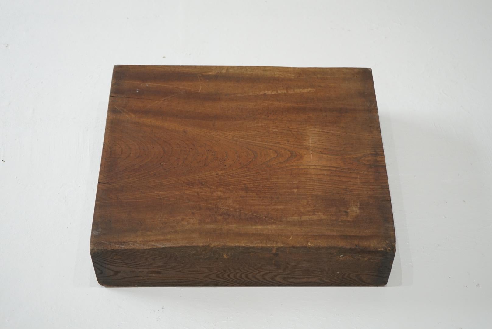 This is an old Japanese display stand.
It is made from a block of zelkova wood.
Perfect for displaying objects, vases, etc.

We will always suggest the best shipping method.
Please contact us first.

We also introduce many other Japanese antique