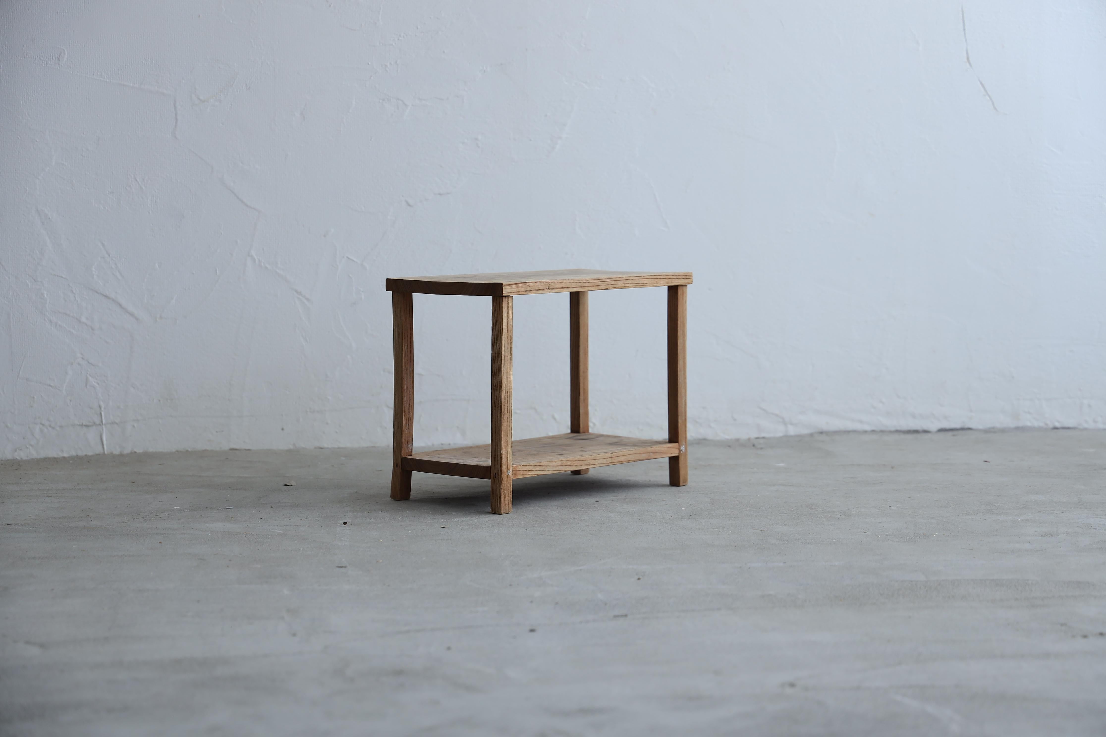 This small display stand will subtly highlight your favorite items, such as perfumes and jewelry.

Made of high-quality keyaki wood, it has a simple yet elegant appearance.
The stains and scars left on the worn wood are also proof of the time this