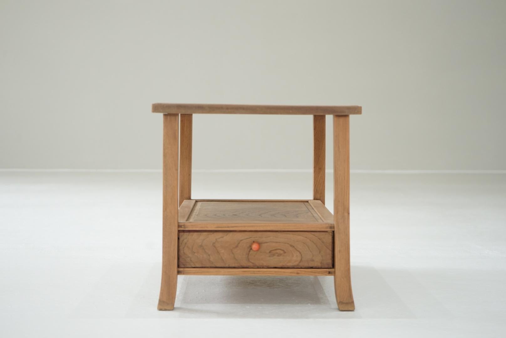 This is an old Japanese exhibition stand.
It is made entirely of zelkova wood.
The top plate is made of wood with clear grain.

There is one shallow drawer.
It is a size that can be used whether placed on the floor or on a table.
It would also be