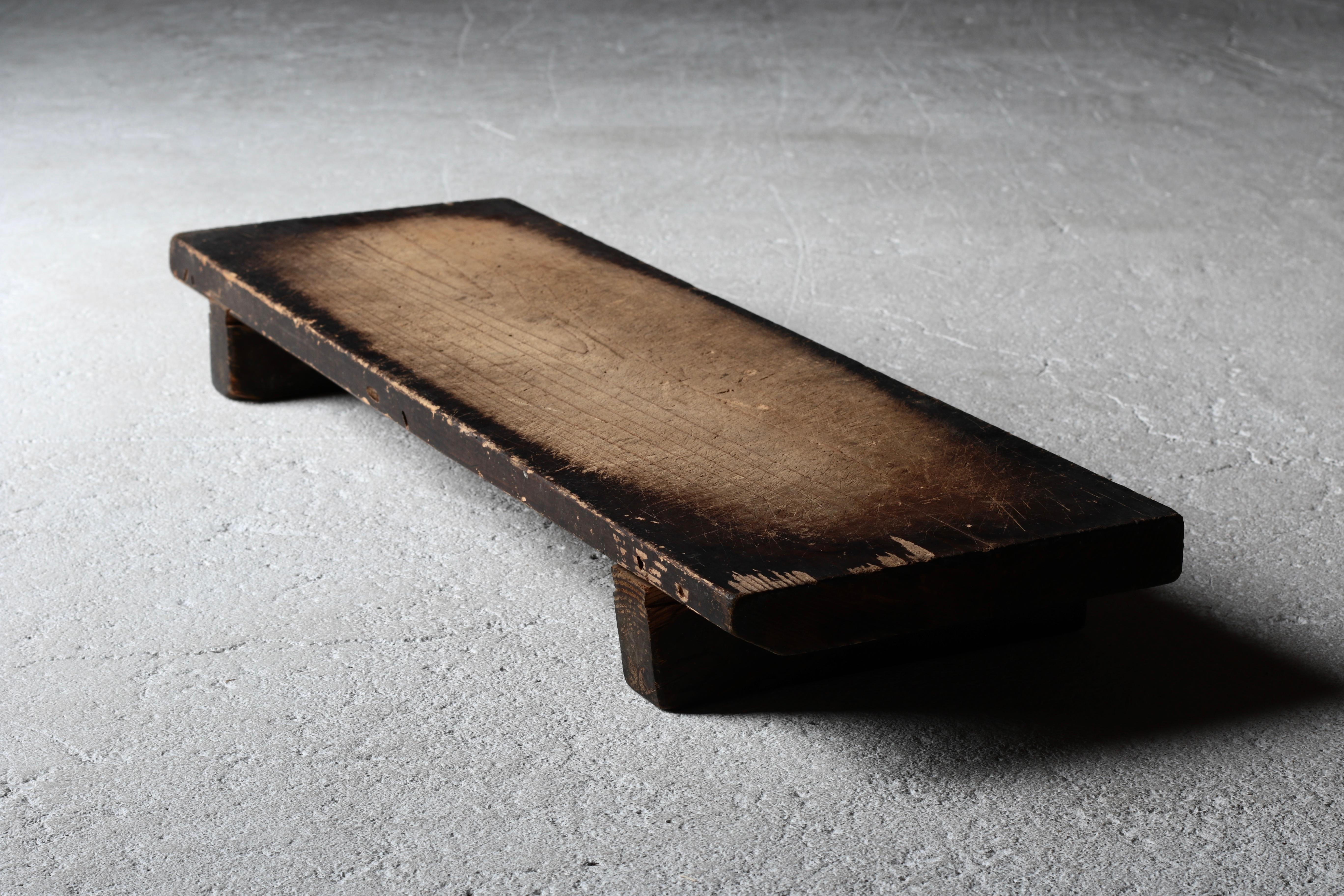 Dies ist ein altes japanisches Arbeitsbrett aus Holz.

Das Holz ist aus Zedernholz, und aufgrund des langjährigen Gebrauchs ist die schwarze Farbe an den Rändern erhalten geblieben, und nur in der Mitte ist die Farbe abgeblättert. Auf der Oberfläche