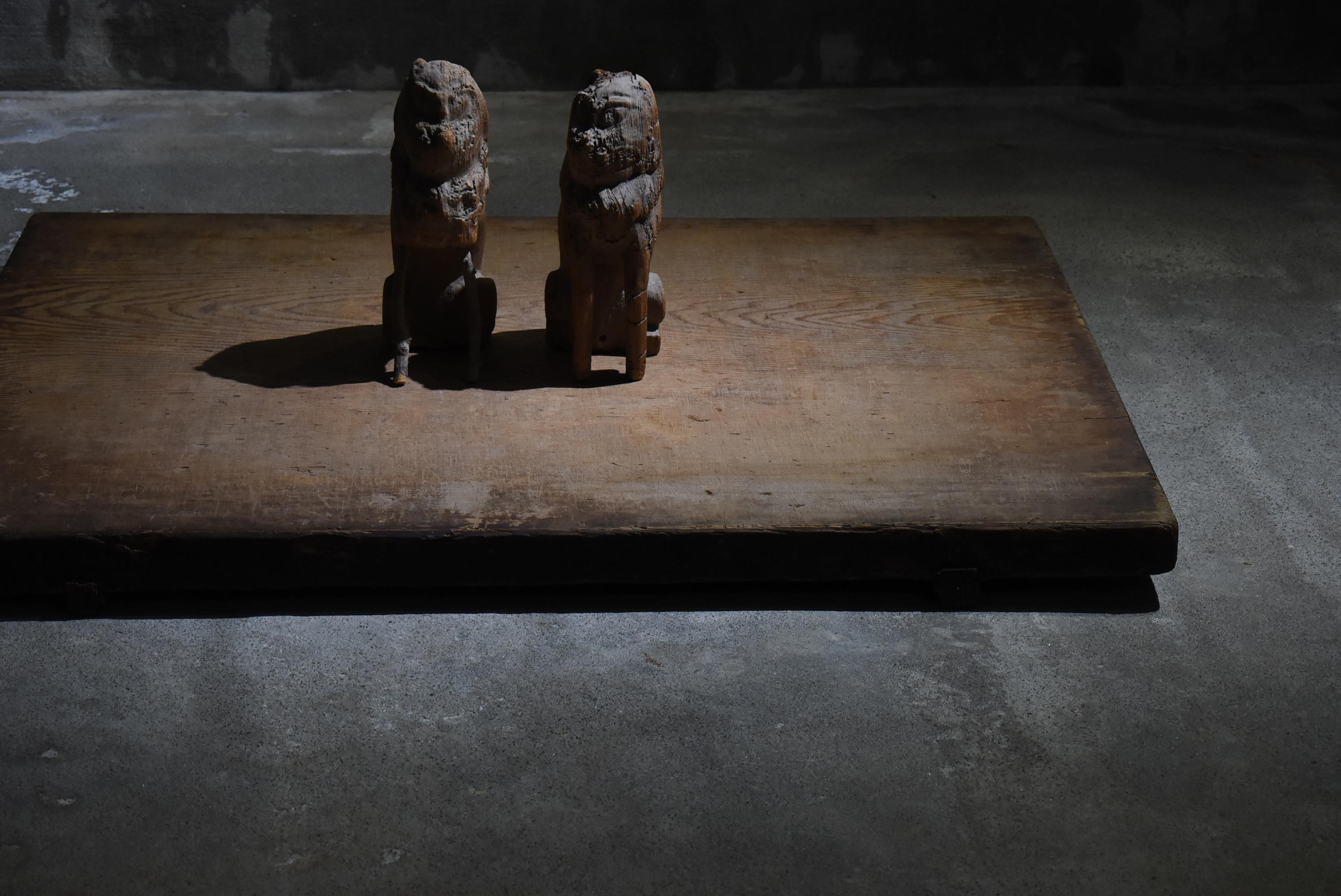 This is a very old oversized Japanese workboard.
It dates from the Meiji period (1860s-1900s).
It is made of pine wood.

Surprisingly, it is a single piece of wood.
It seems to have been carved out of a very large tree.
It is very valuable