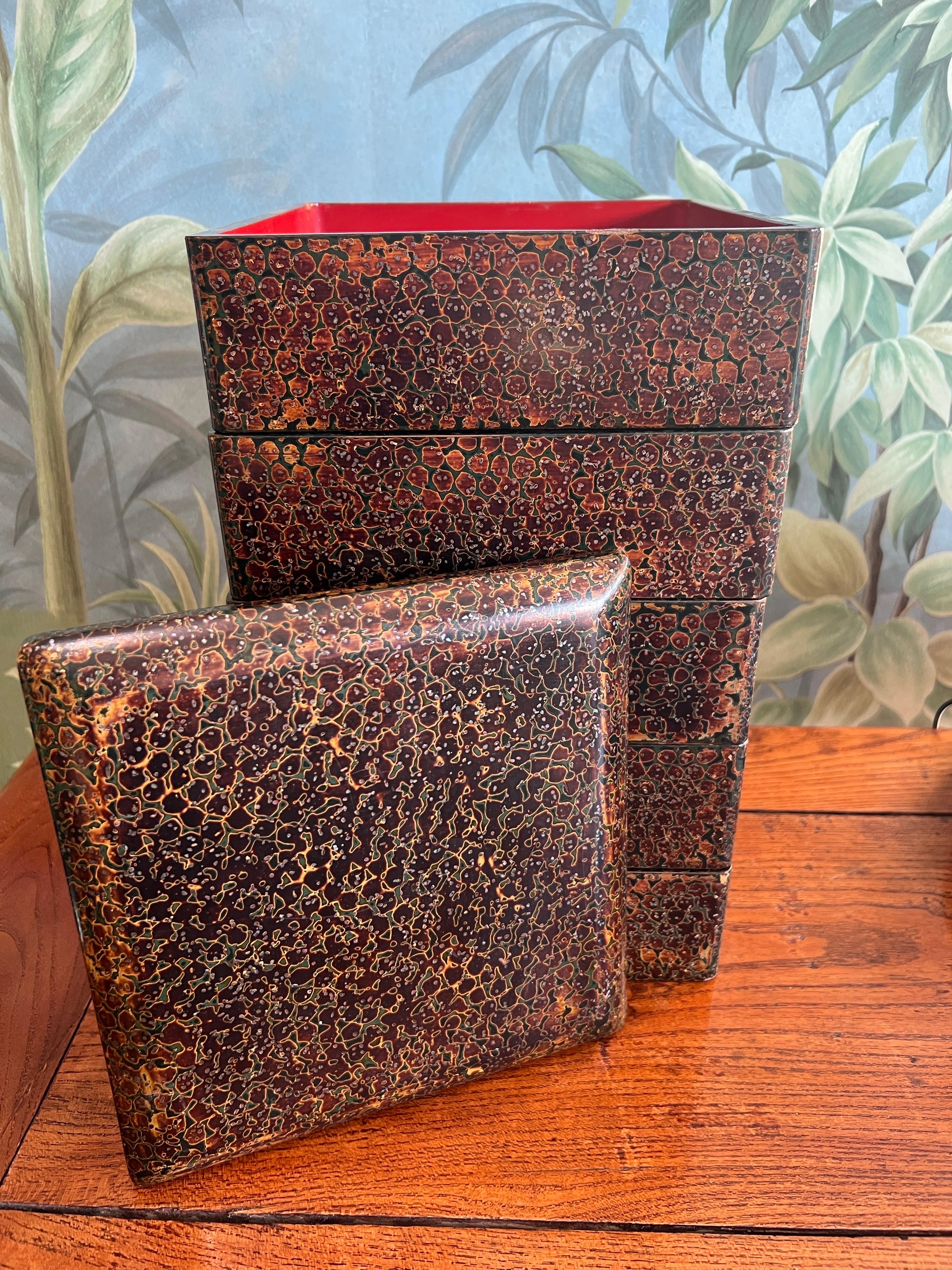 Boîte à bento laquée japonaise ancienne à cinq étages (Jubako) avec finition Tsugaru-nuri en vente 6