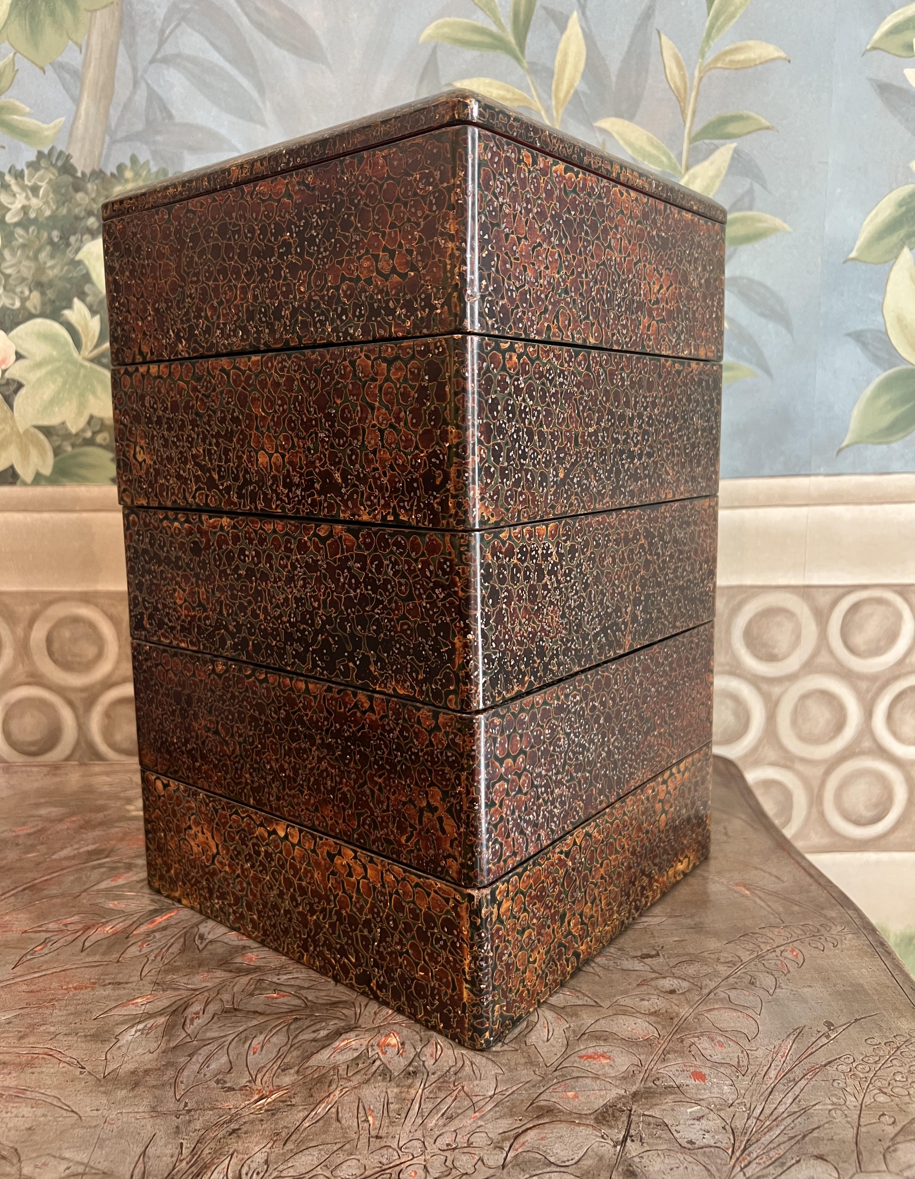 Laqué Boîte à bento laquée japonaise ancienne à cinq étages (Jubako) avec finition Tsugaru-nuri en vente