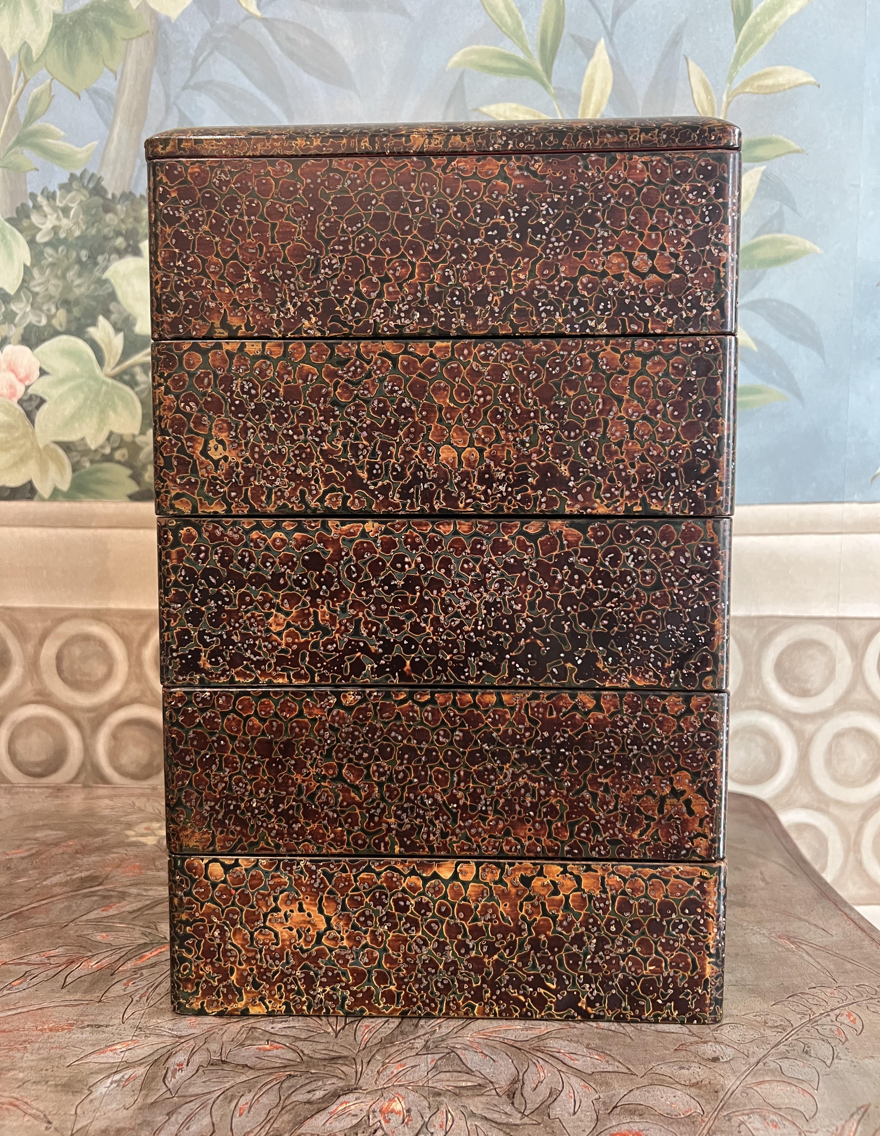 Boîte à bento laquée japonaise ancienne à cinq étages (Jubako) avec finition Tsugaru-nuri Bon état - En vente à New York, NY