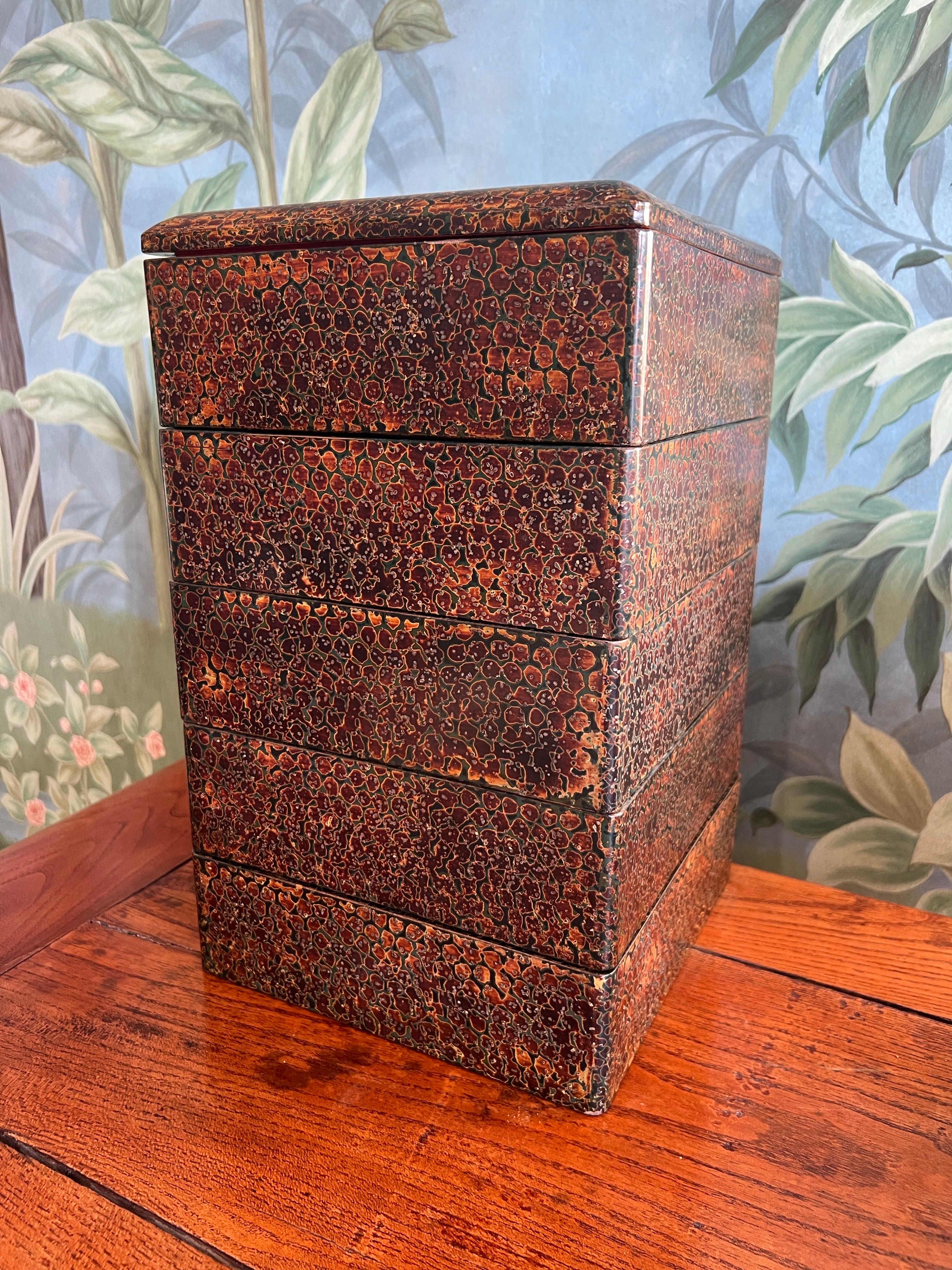 20ième siècle Boîte à bento laquée japonaise ancienne à cinq étages (Jubako) avec finition Tsugaru-nuri en vente