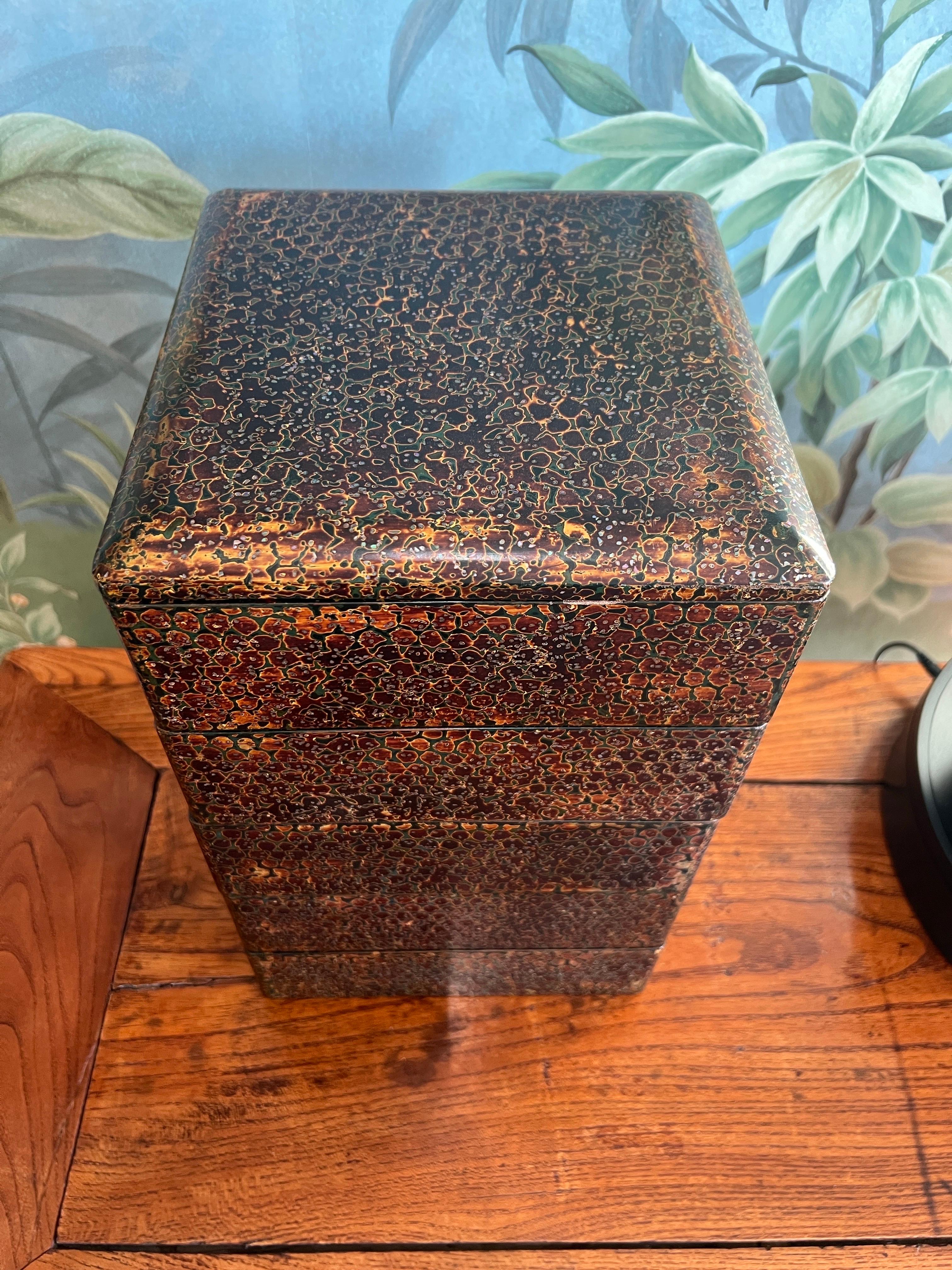 Coquillage Boîte à bento laquée japonaise ancienne à cinq étages (Jubako) avec finition Tsugaru-nuri en vente