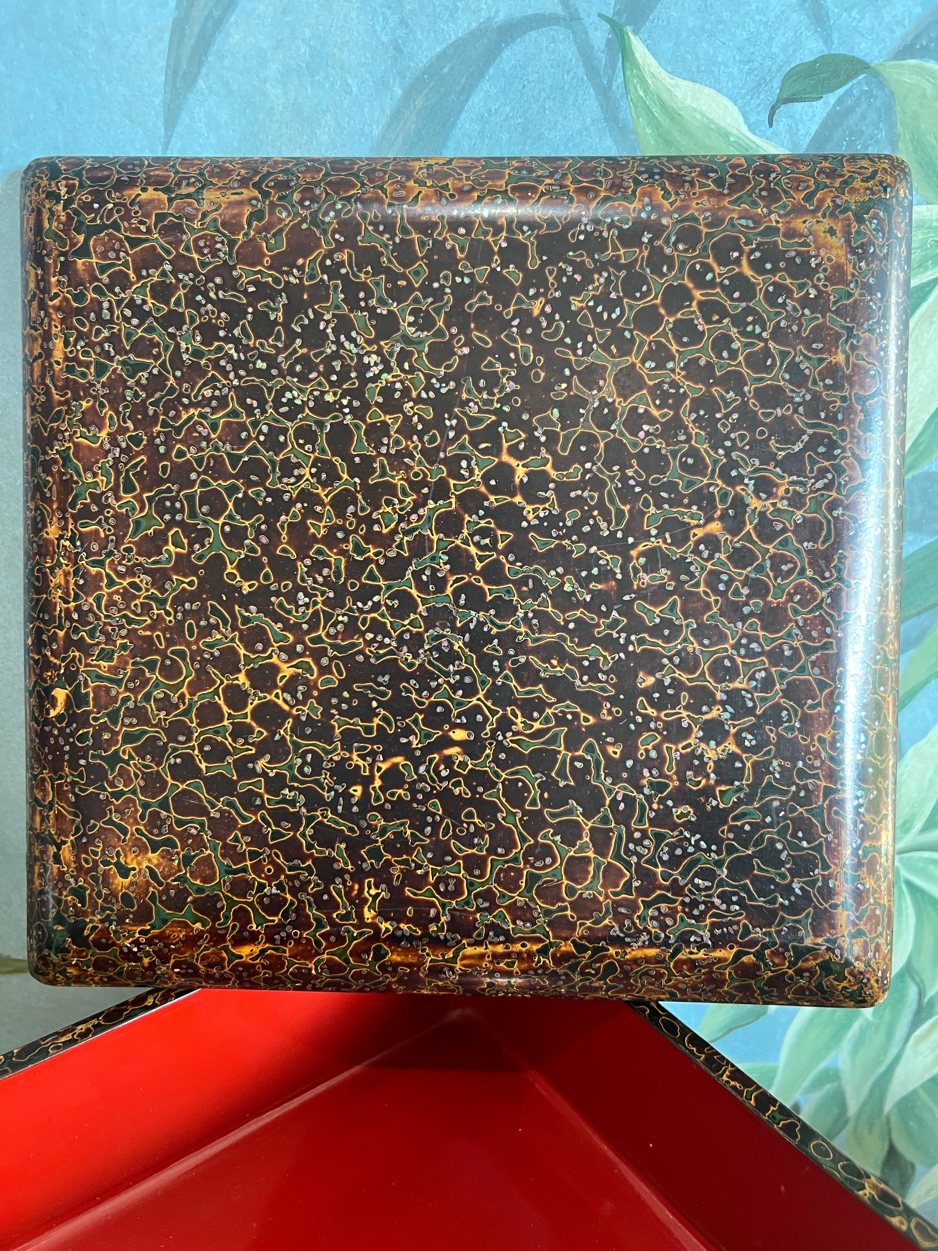 Boîte à bento laquée japonaise ancienne à cinq étages (Jubako) avec finition Tsugaru-nuri en vente 1