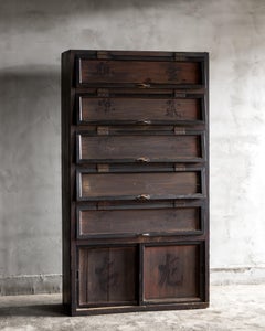 Antiker japanischer Schrank mit Klappenfront und Kanji-Markierungen, späte Meiji-Ära